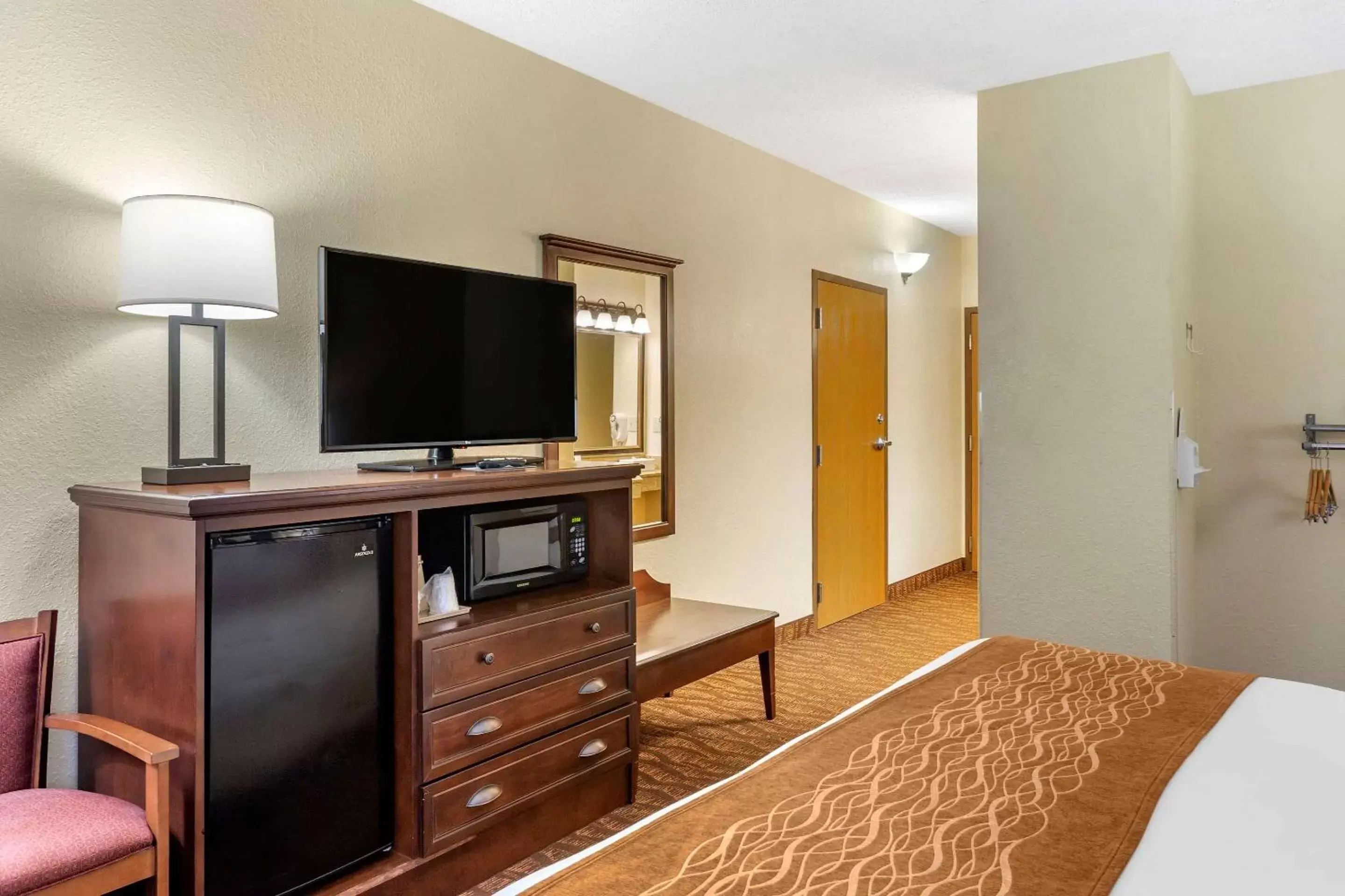 Photo of the whole room, TV/Entertainment Center in Comfort Inn & Suites Branson Meadows