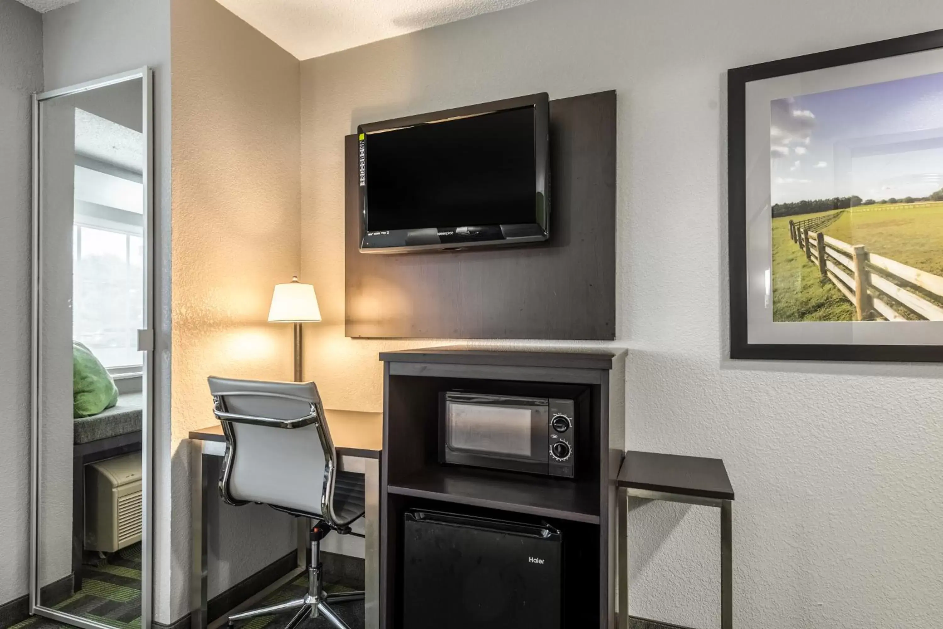 TV/Entertainment Center in Quality Inn Grove City - Columbus South