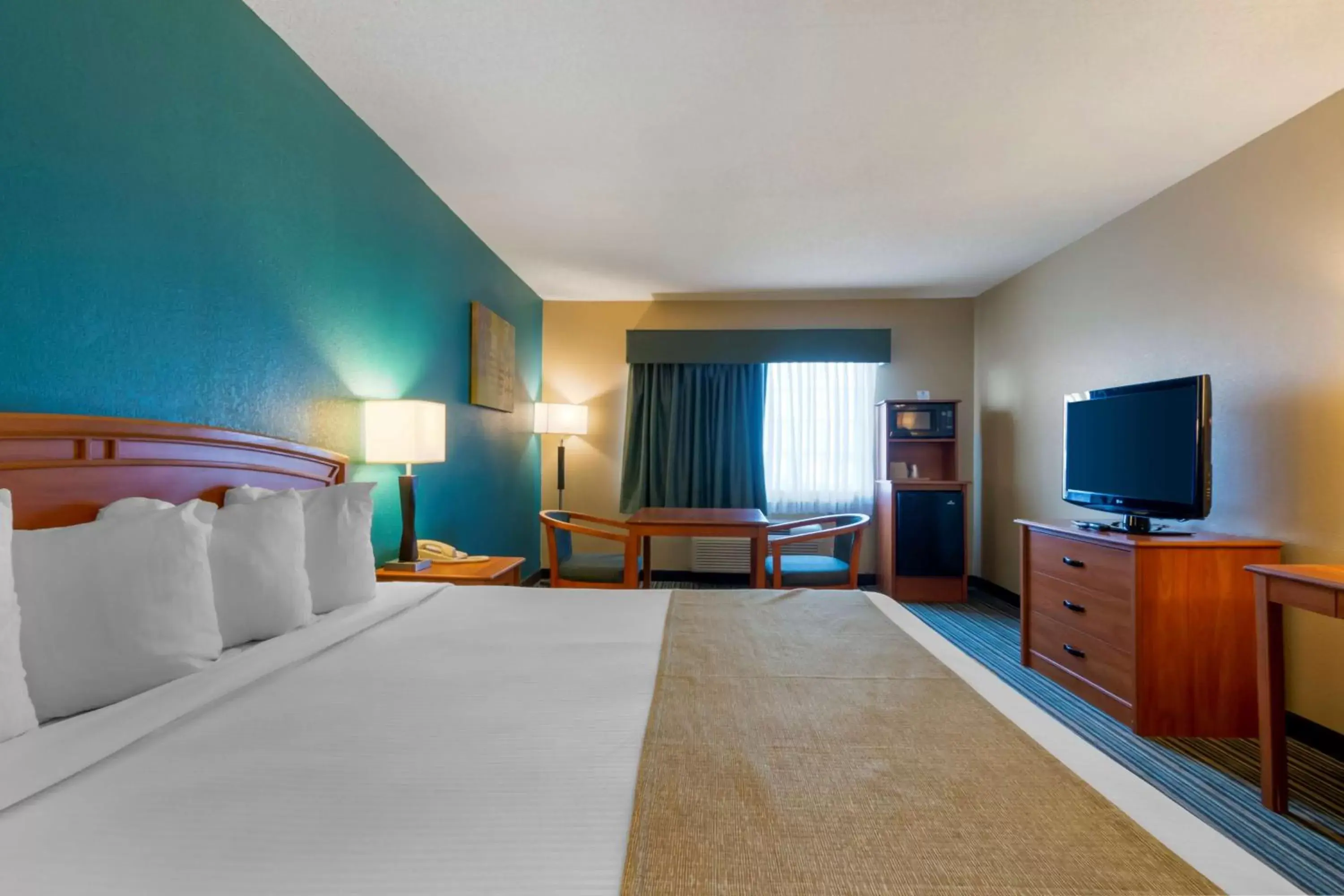 Bedroom, TV/Entertainment Center in Best Western Governors Inn and Suites