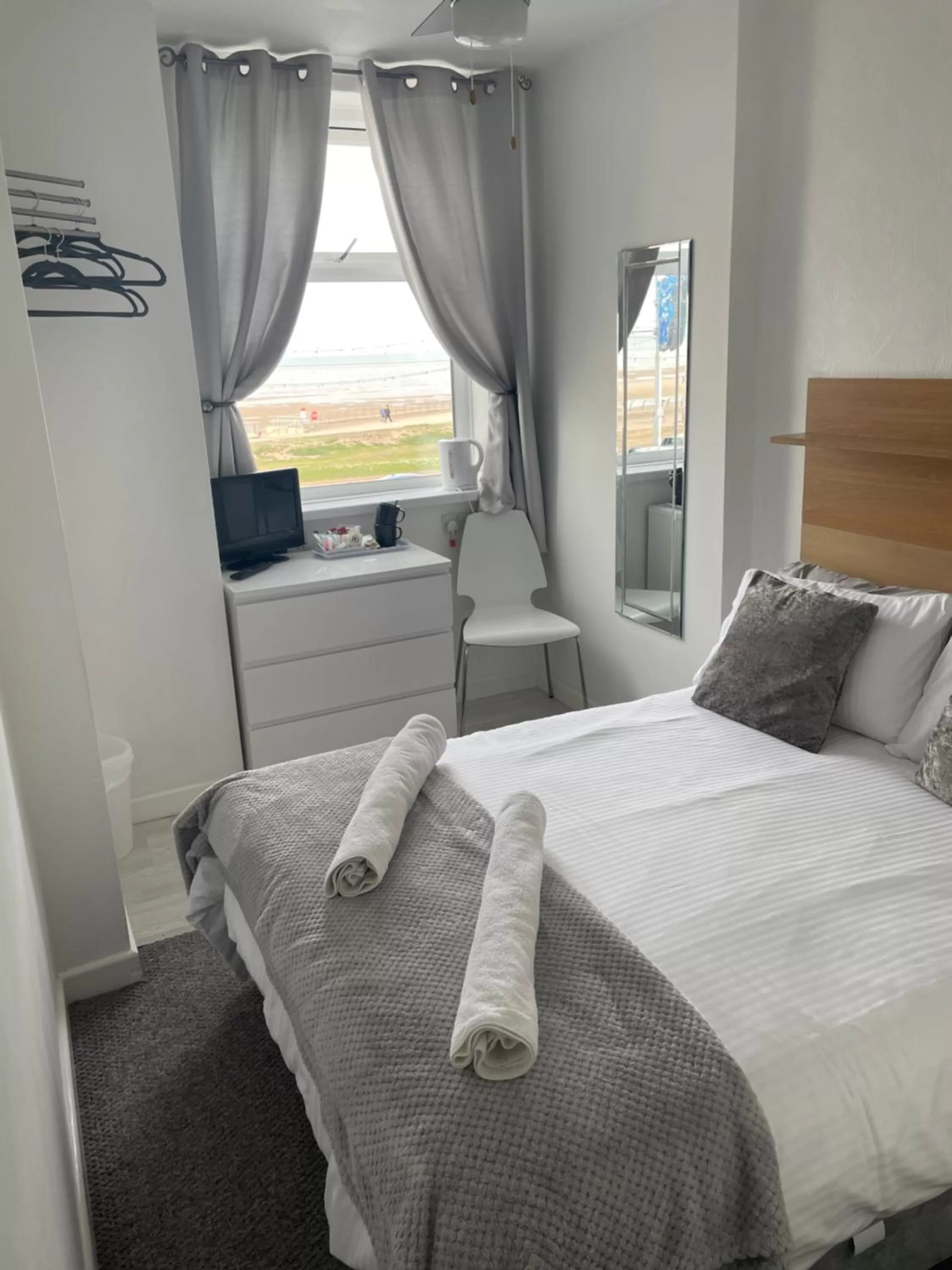 Bedroom, Bed in Sandford Promenade