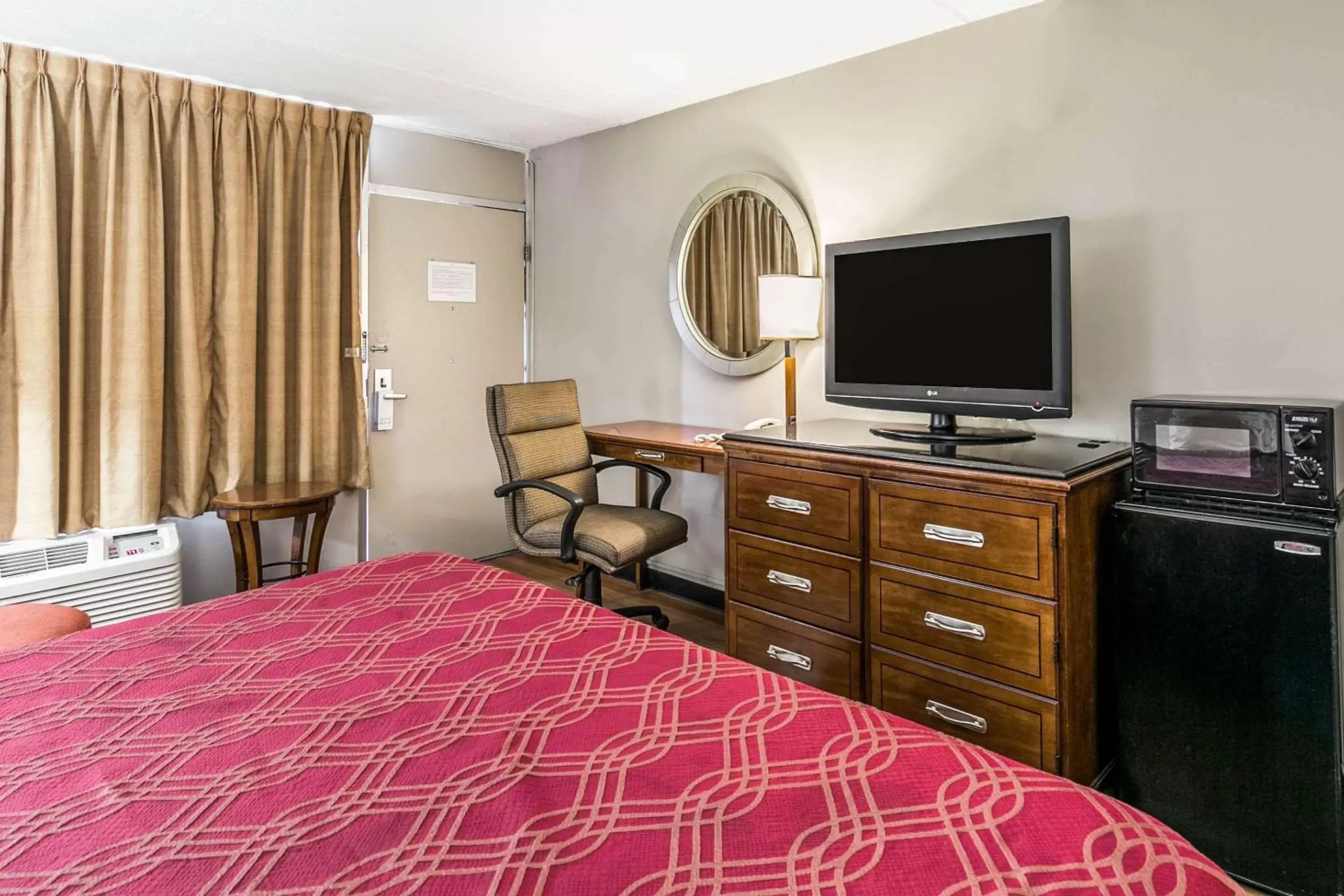 Photo of the whole room, TV/Entertainment Center in Econo Lodge North