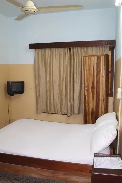 Standard Double Room with Fan - single occupancy in Hotel Aurore Lomé