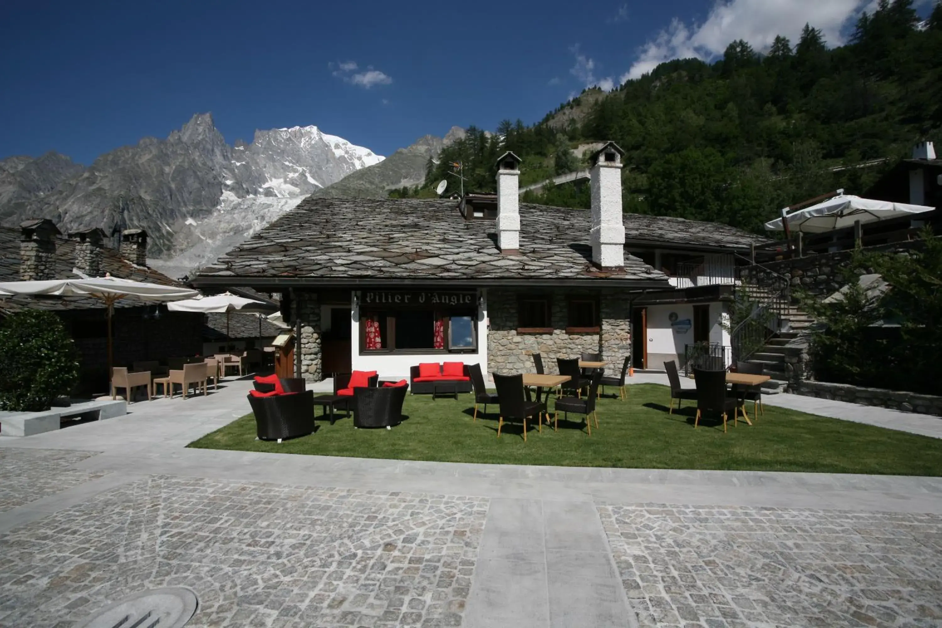 Facade/entrance, Property Building in Hotel Pilier D'Angle & Wellness