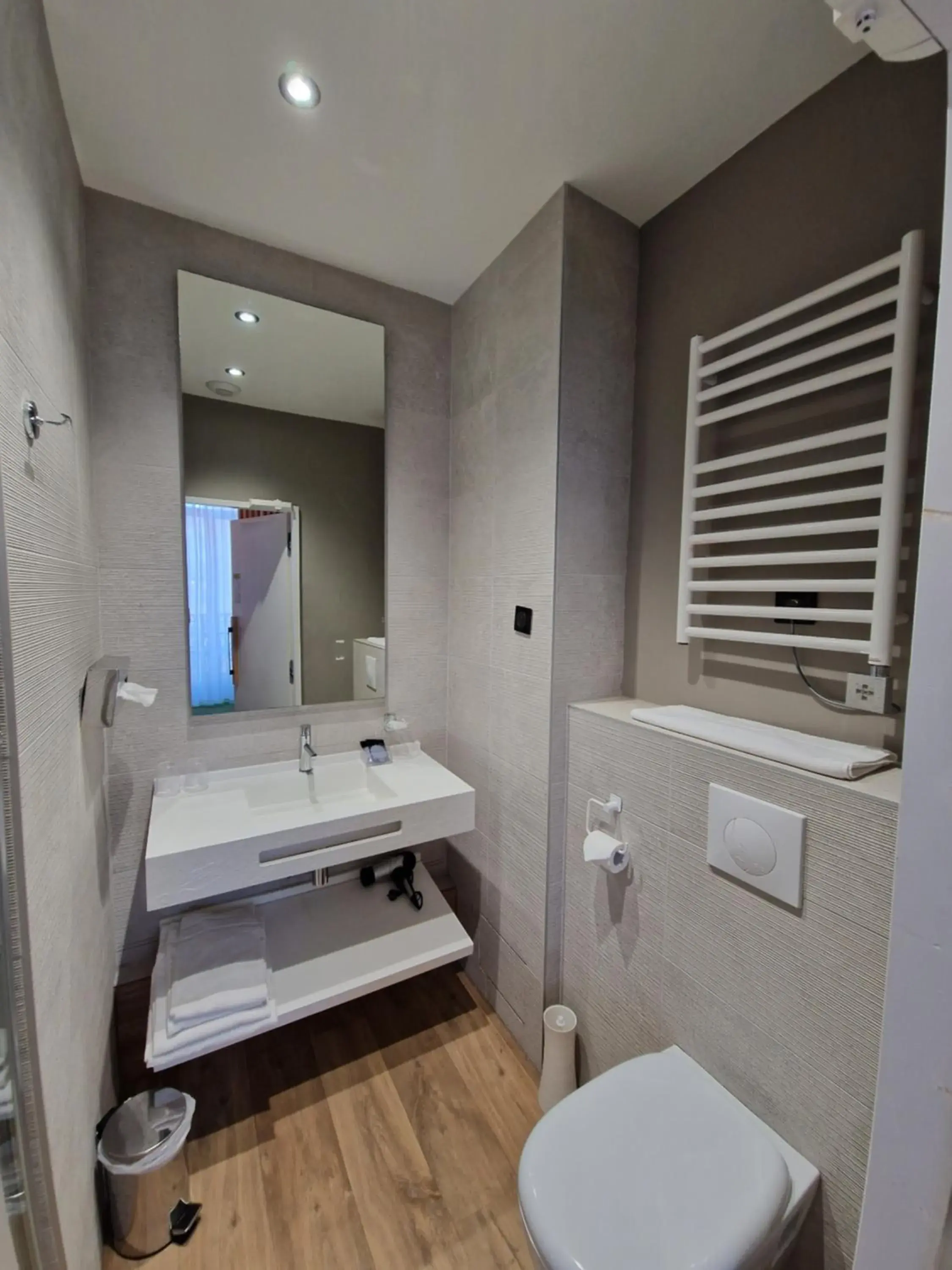 TV and multimedia, Bathroom in Hôtel La Villa Tosca