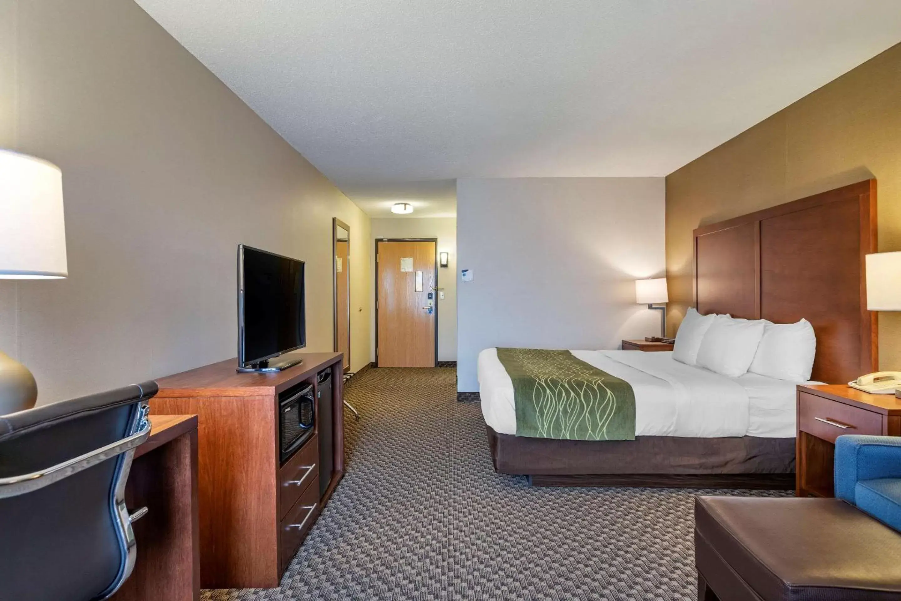 Photo of the whole room, TV/Entertainment Center in Comfort Inn Charlotte