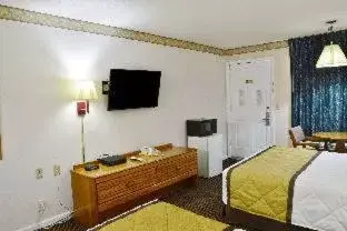 Standard Queen Room with Two Queen Beds - Non Smoking/Upper Floor in Econo Lodge Calhoun North Damascus
