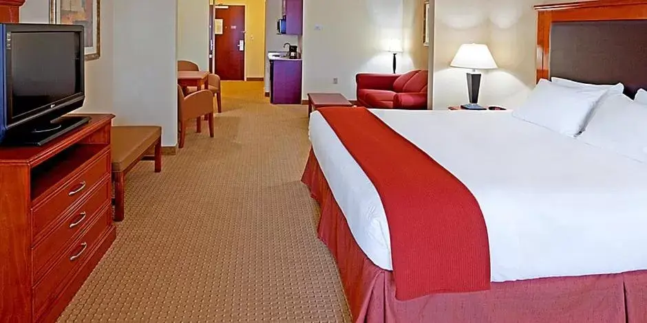 Bed in Holiday Inn Express & Suites Albany Airport Area - Latham, an IHG Hotel