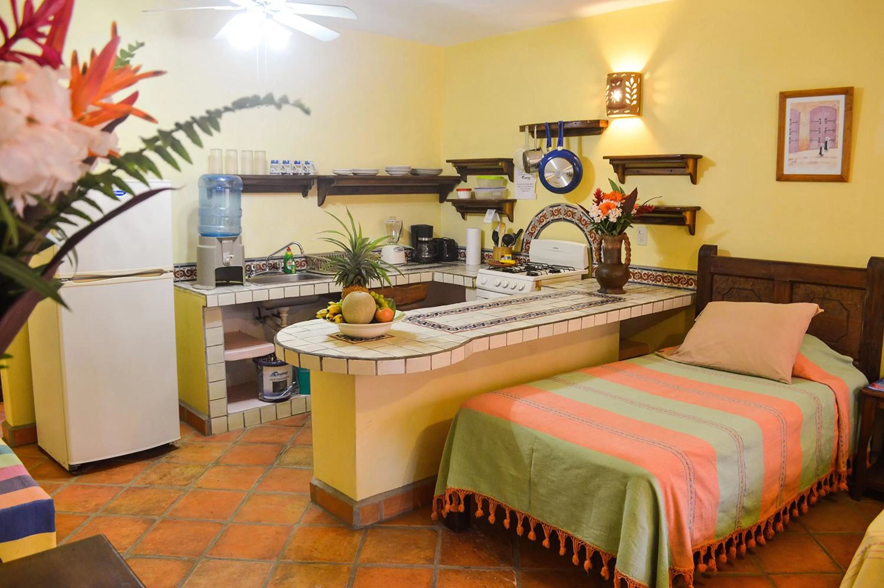 Kitchen or kitchenette, Bed in Hotel Casamar Suites