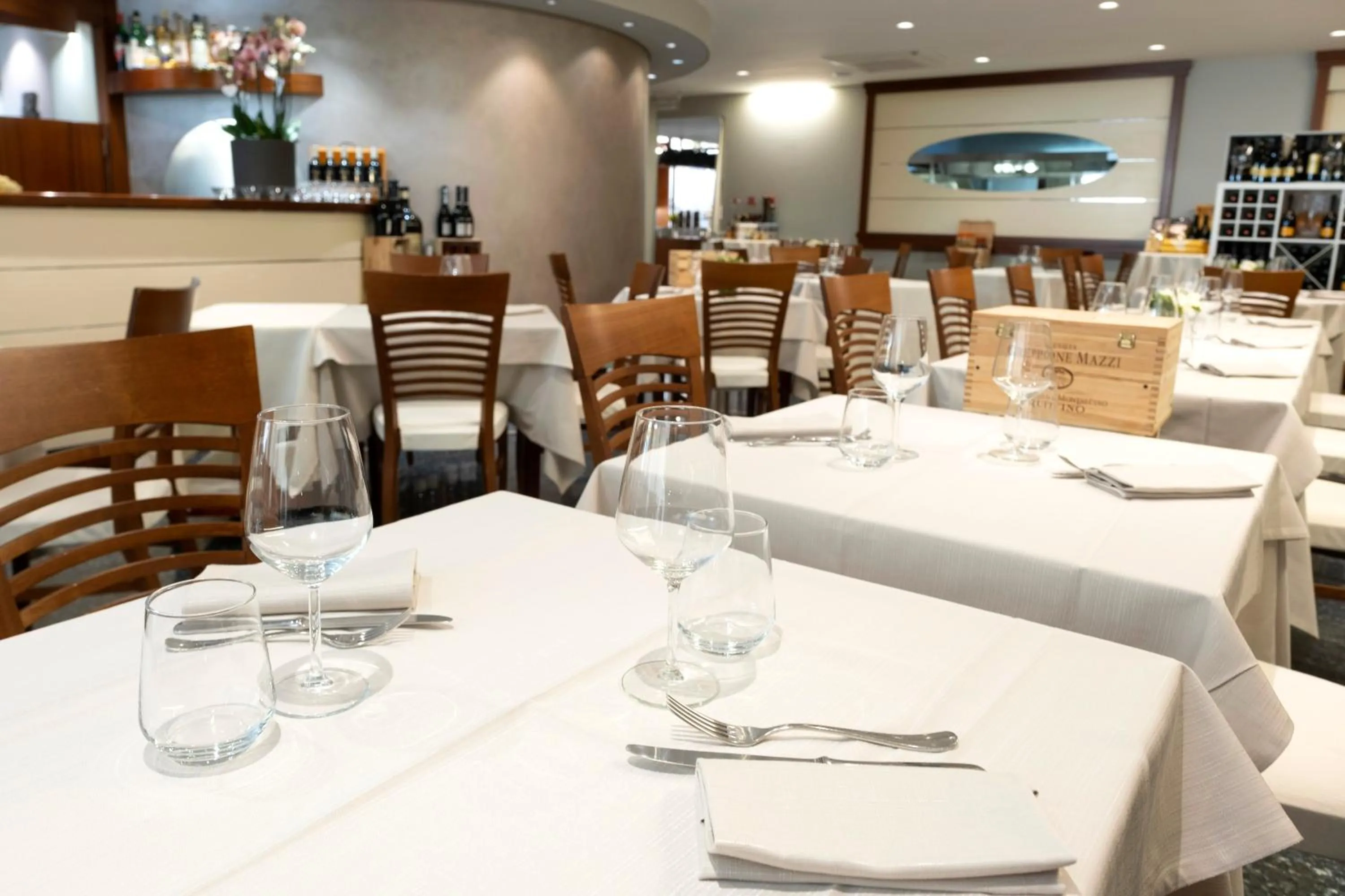 Restaurant/places to eat in Hotel Mirage