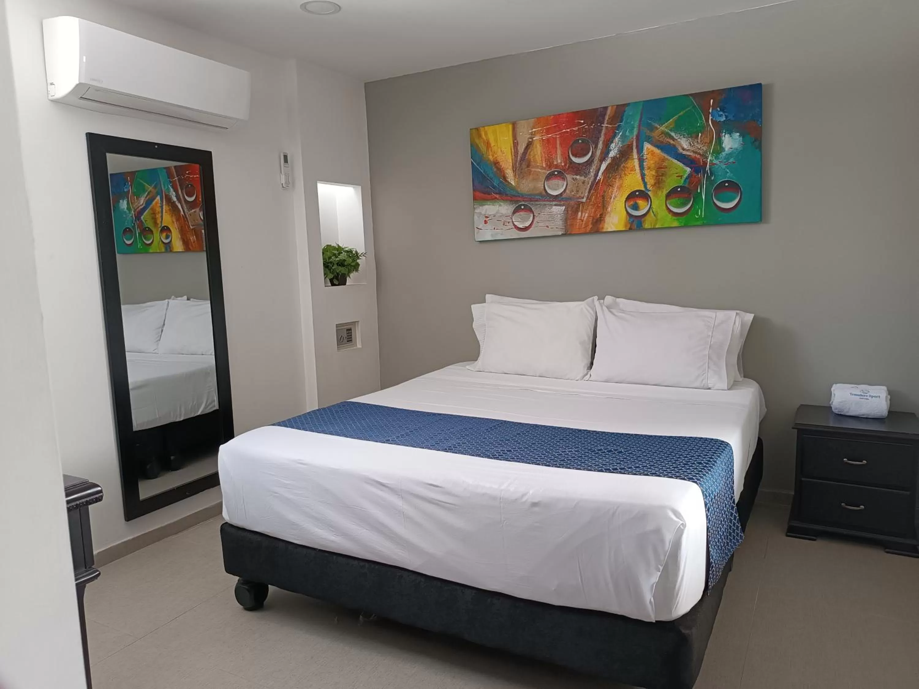 Toilet, Bed in Hotel Travelers Sport