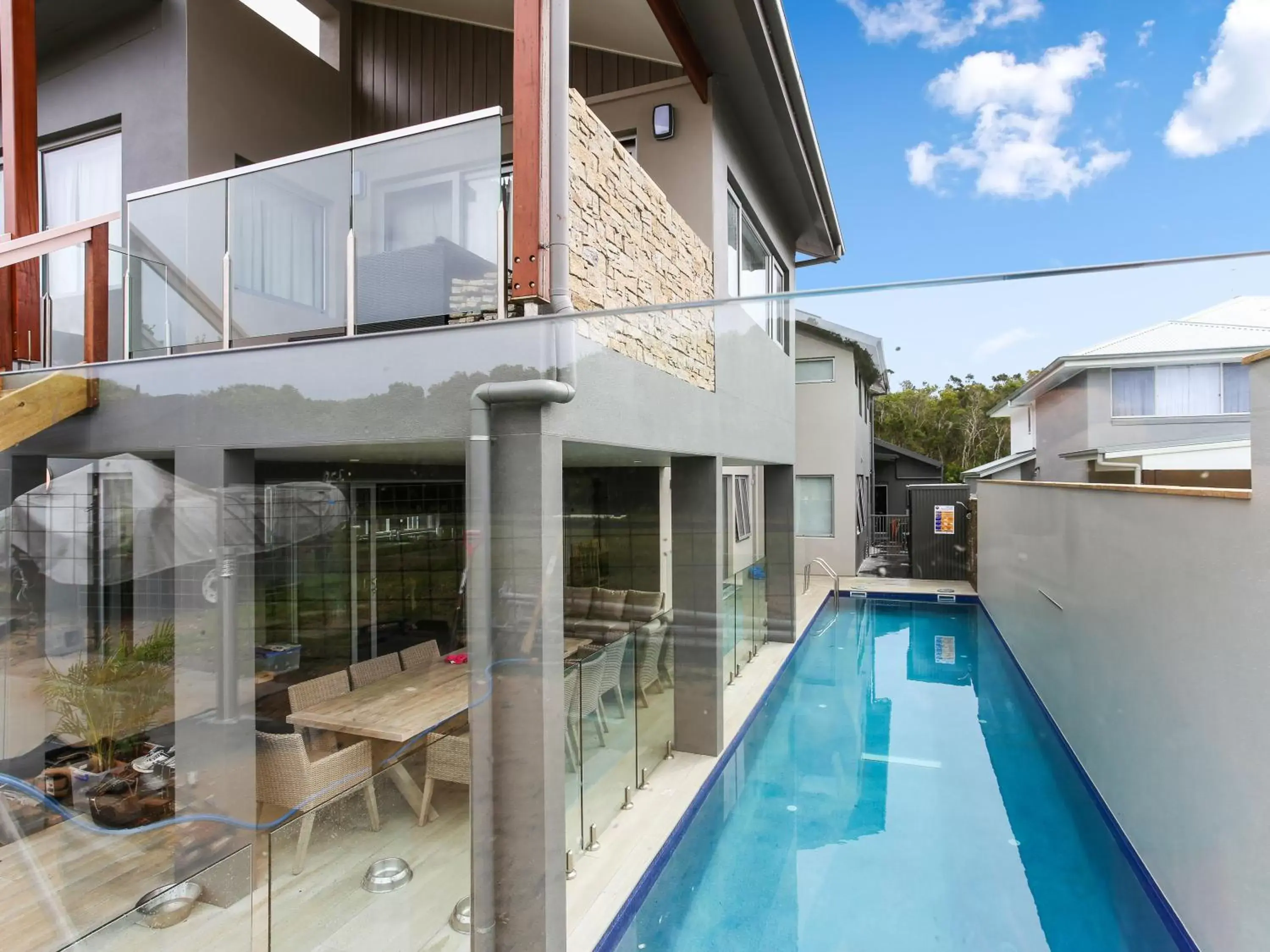 Patio, Swimming Pool in Sapphire Chambre B&B