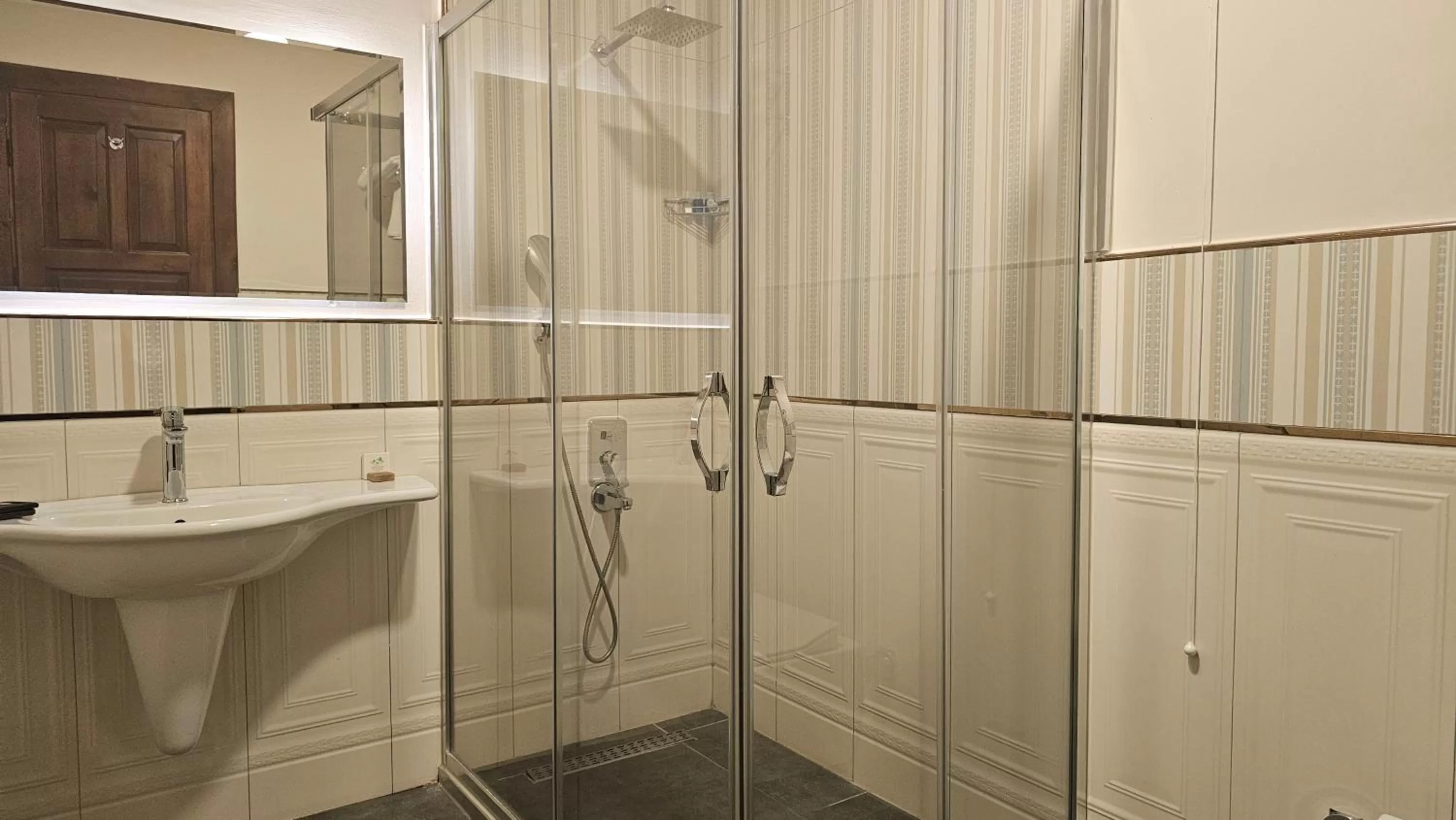 Shower in Otantik Hotel & Spa