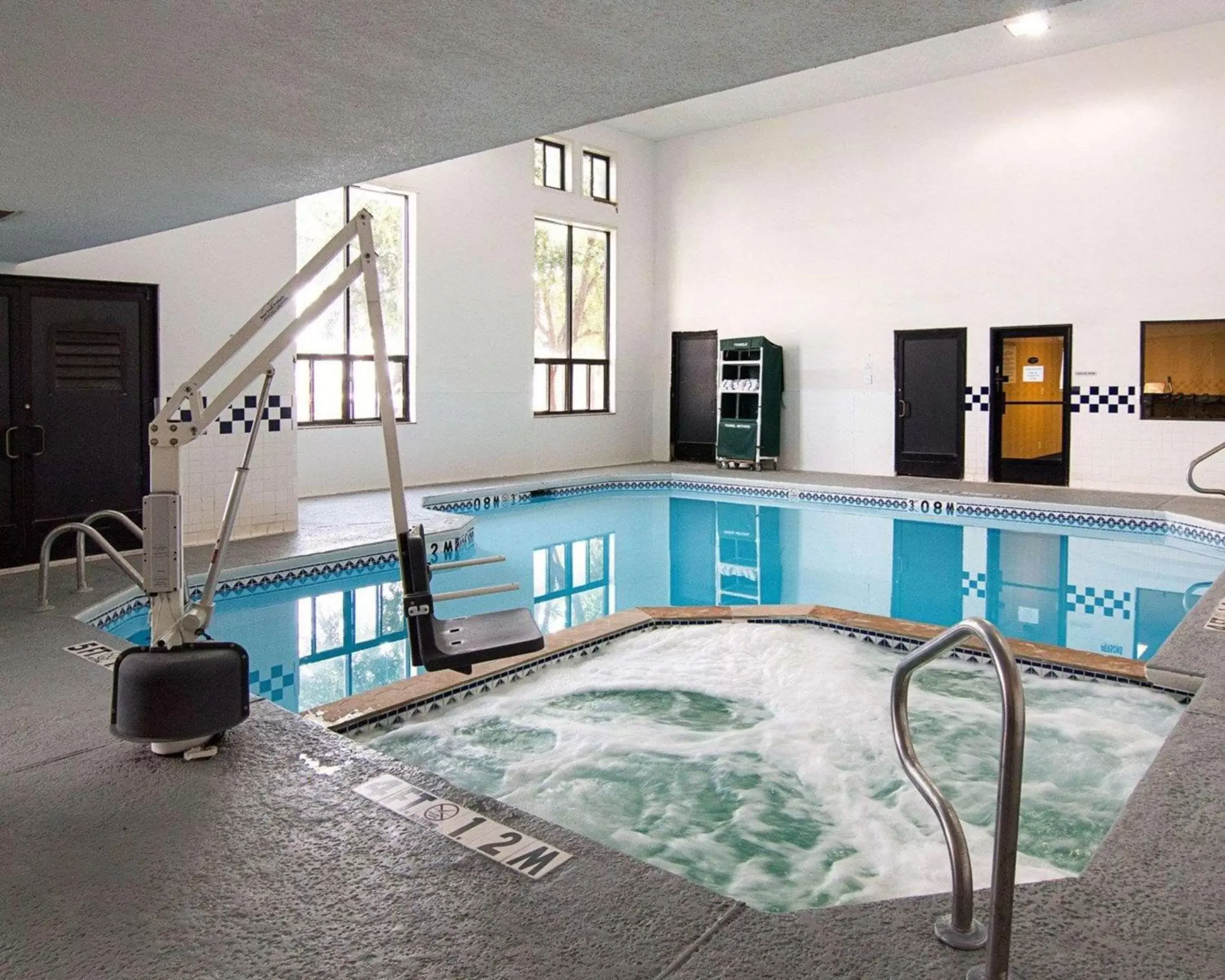 Swimming pool in Quality Inn Midland South Swimming pool in Quality Inn Midland South