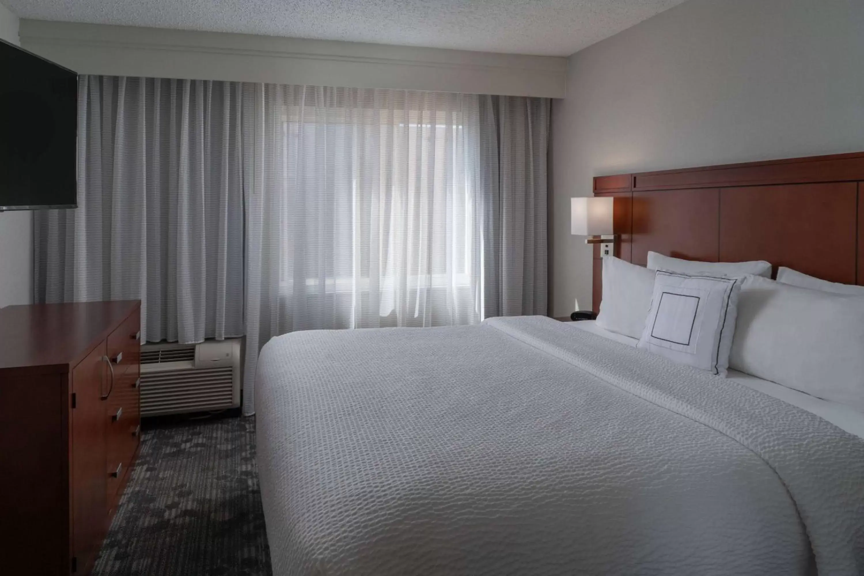 Photo of the whole room, Bed in Sonesta Select Chattanooga Hamilton Place