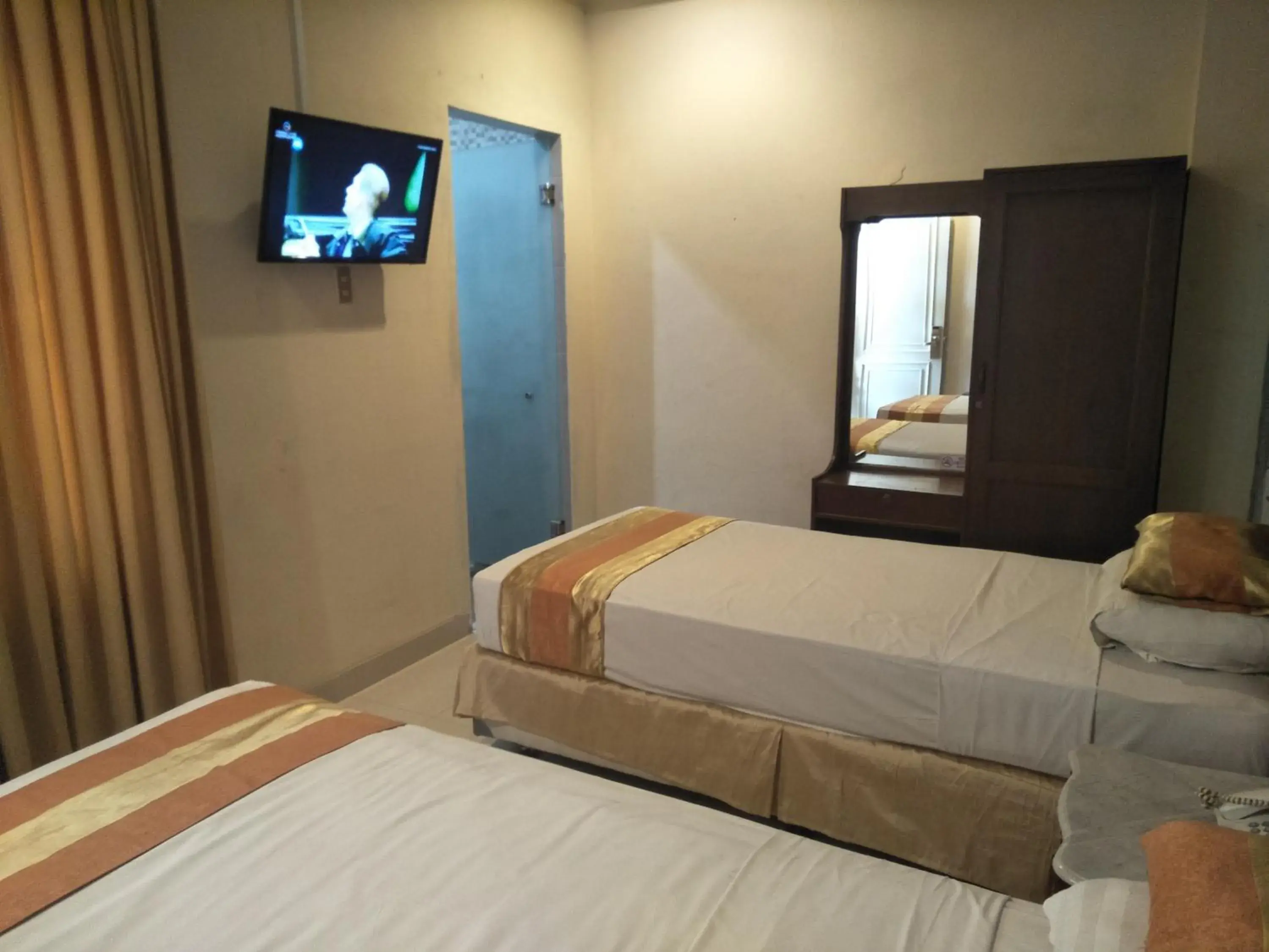 Bedroom, TV/Entertainment Center in Hotel Grand Rosela Yogyakarta