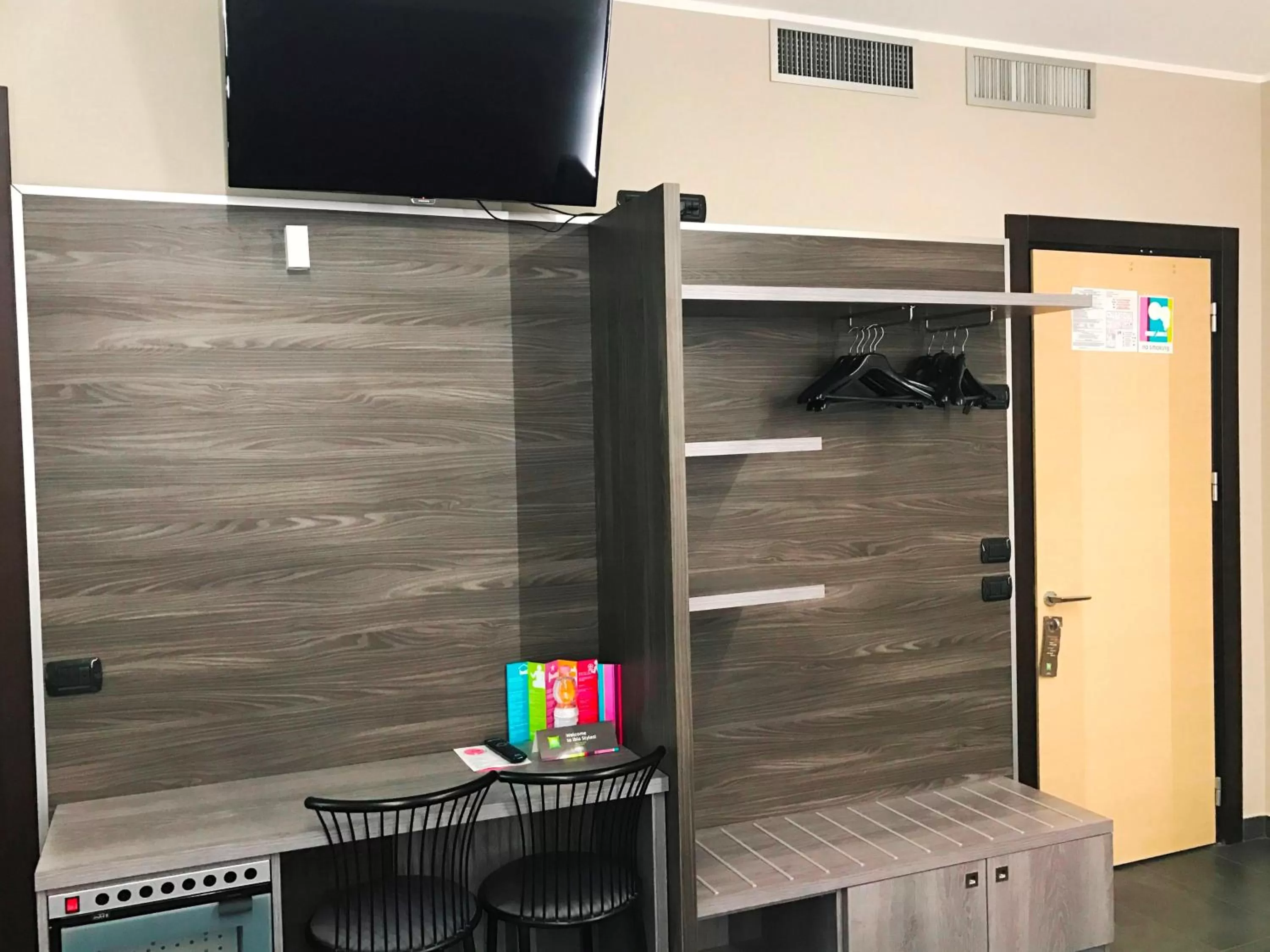 Photo of the whole room in Ibis Styles Milano Centro