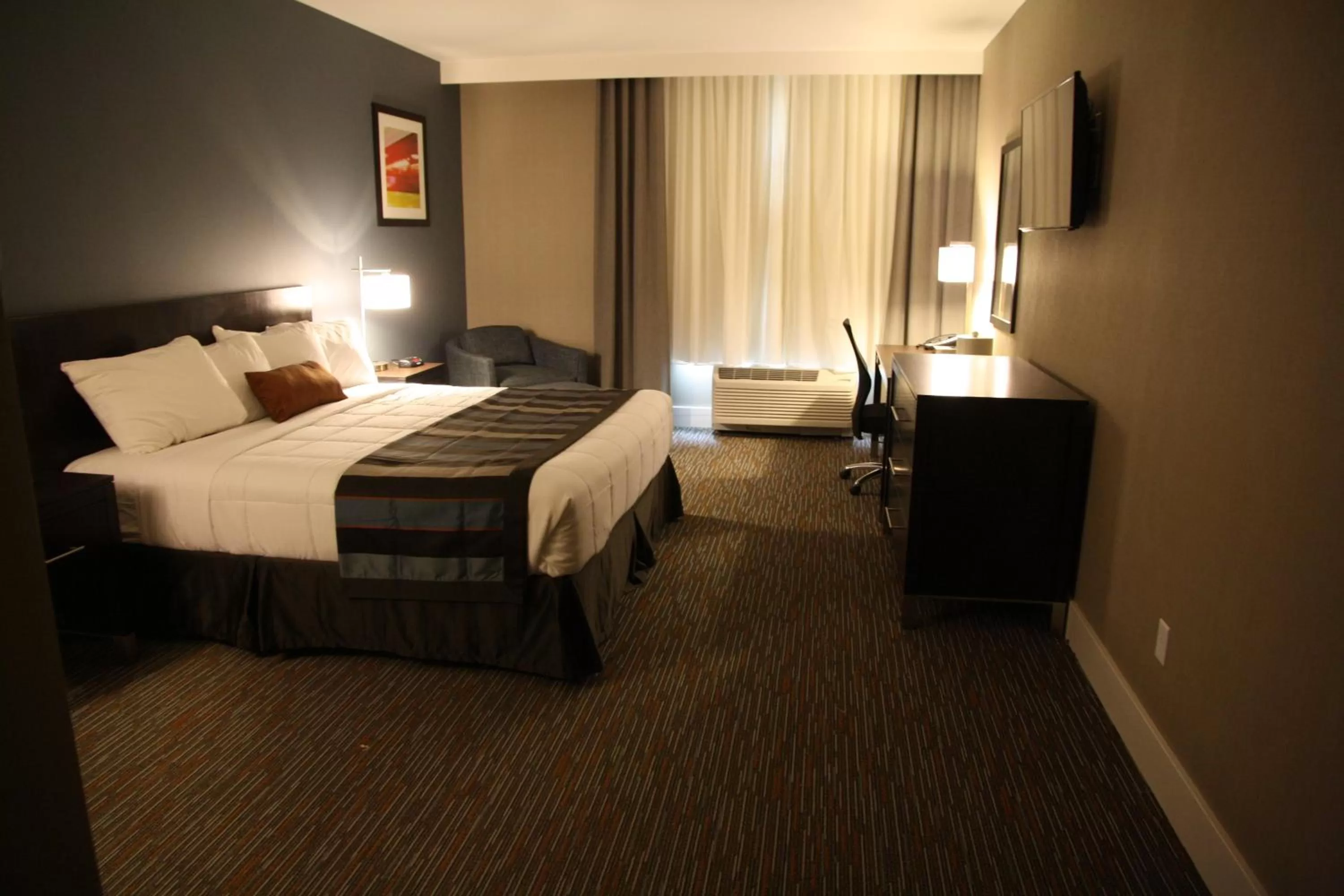 Bedroom, Bed in Wingate by Wyndham Niagara Falls