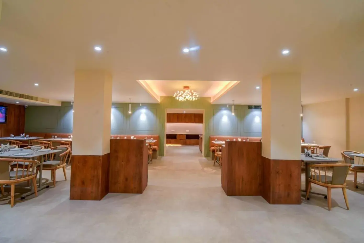 Restaurant/places to eat in Hotel Vrishali Executive