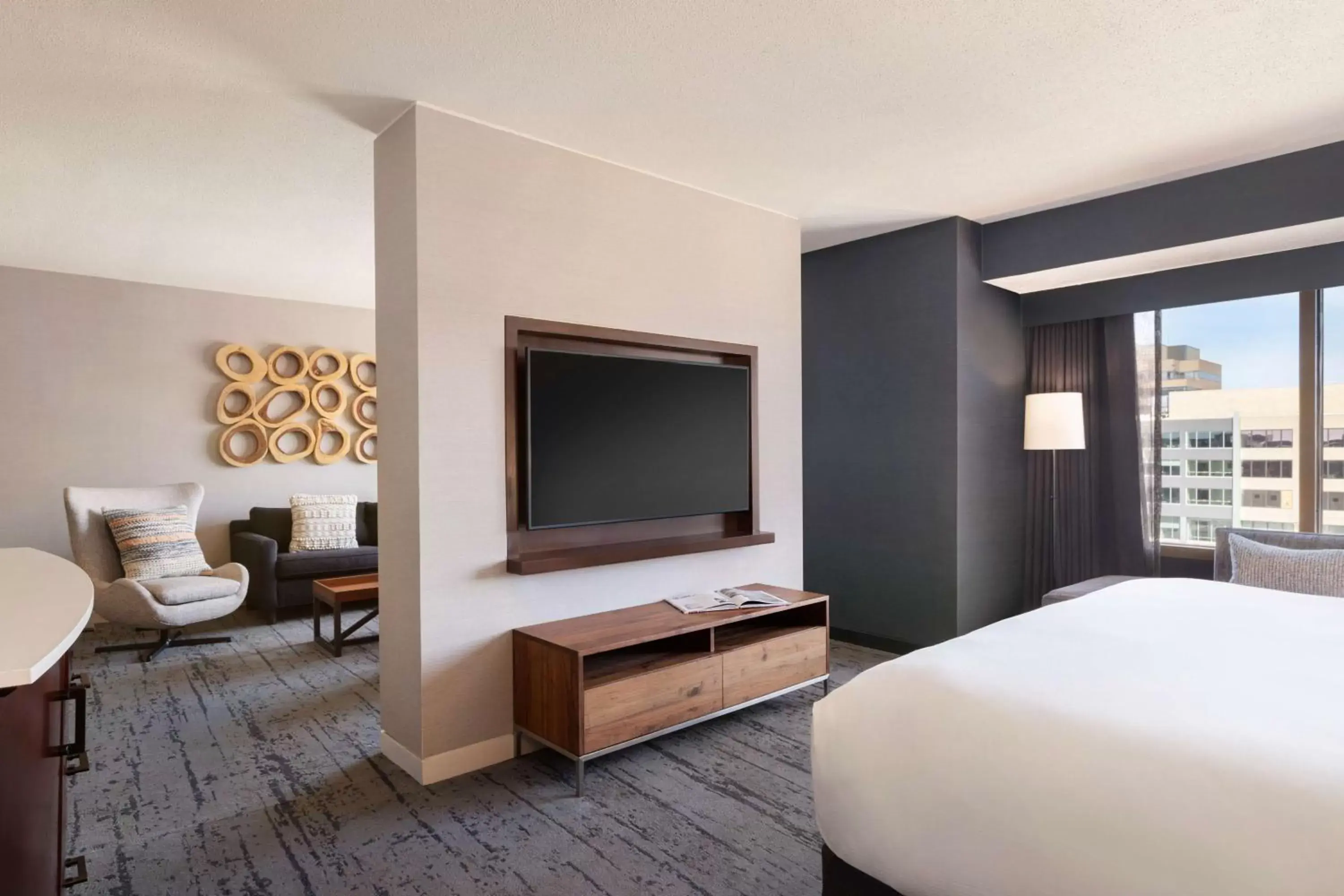 Bed, TV/Entertainment Center in Hilton Burlington Lake Champlain