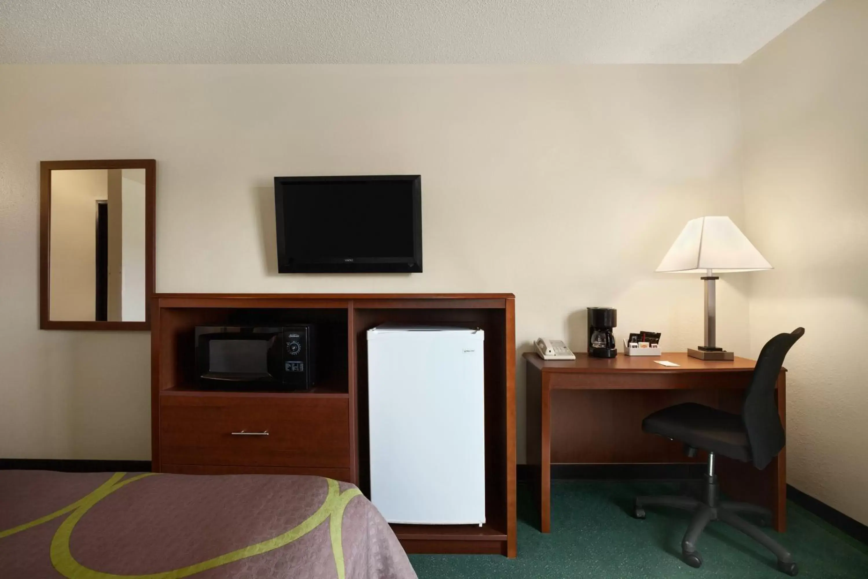 TV and multimedia, TV/Entertainment Center in Super 8 by Wyndham Concordia