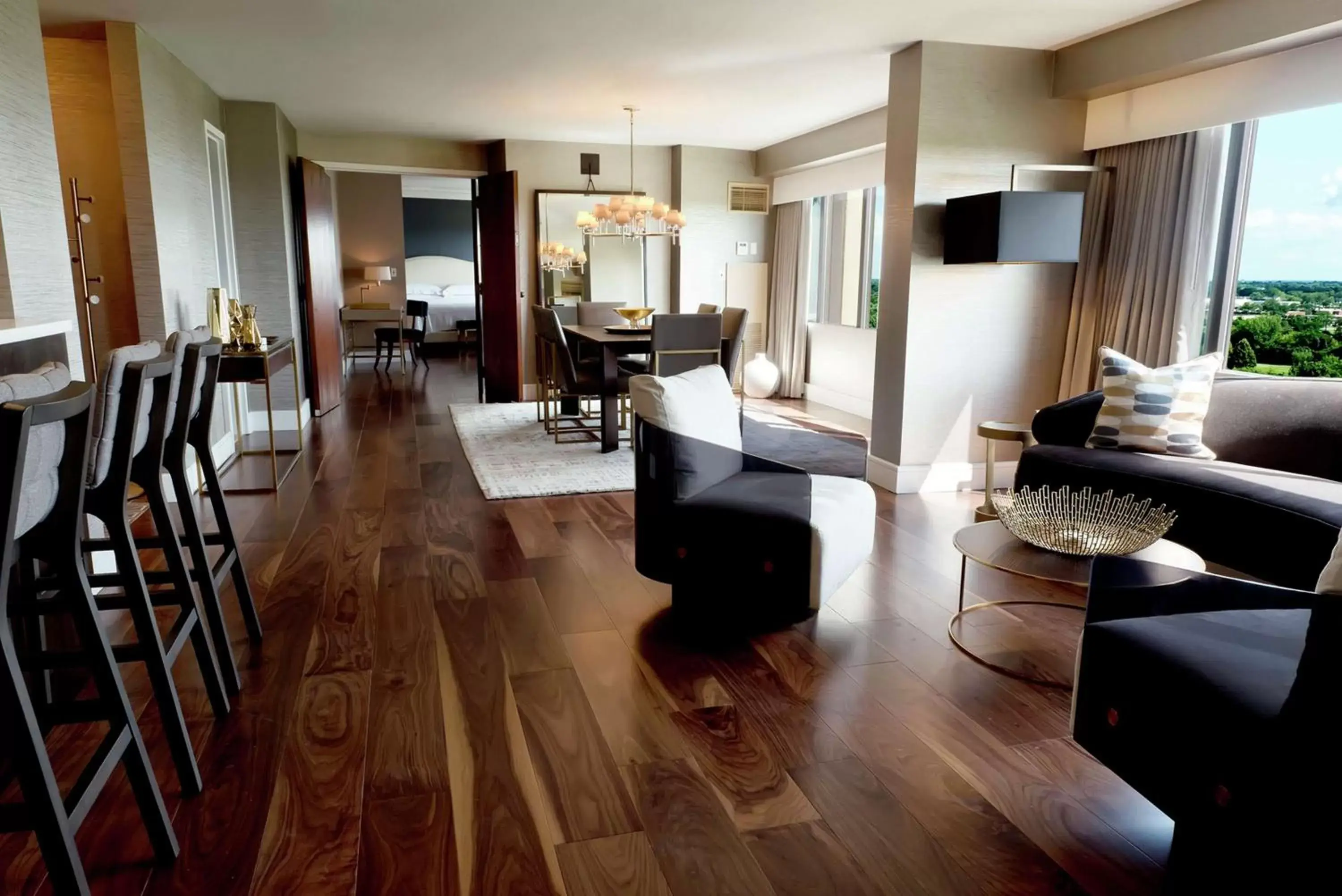 Living room, Seating Area in Hilton Chicago Oak Brook Hills Resort & Conference Center