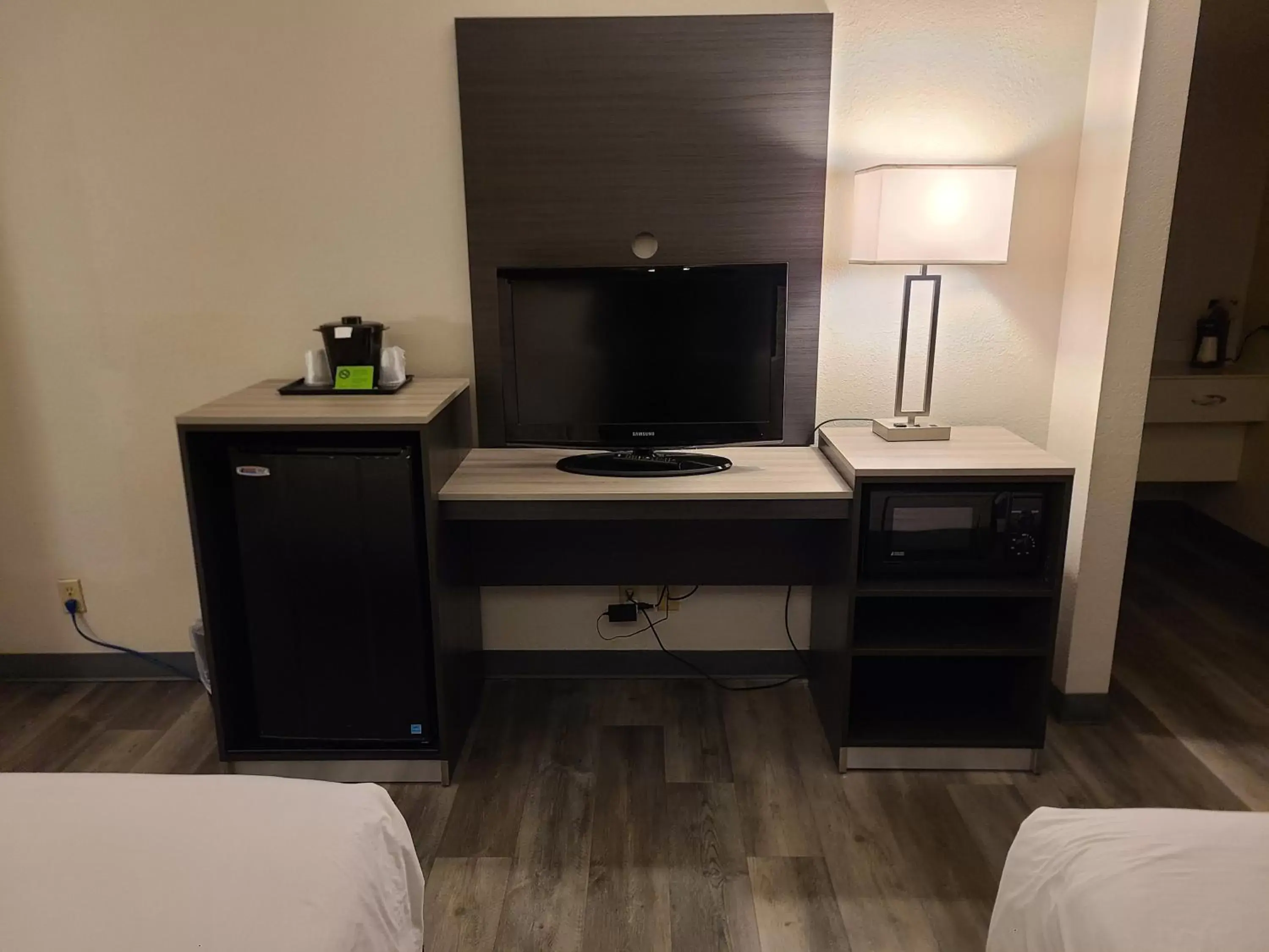 TV and multimedia, Bed in La Quinta Inn by Wyndham Farmington TV and multimedia, Bed in La Quinta Inn by Wyndham Farmington