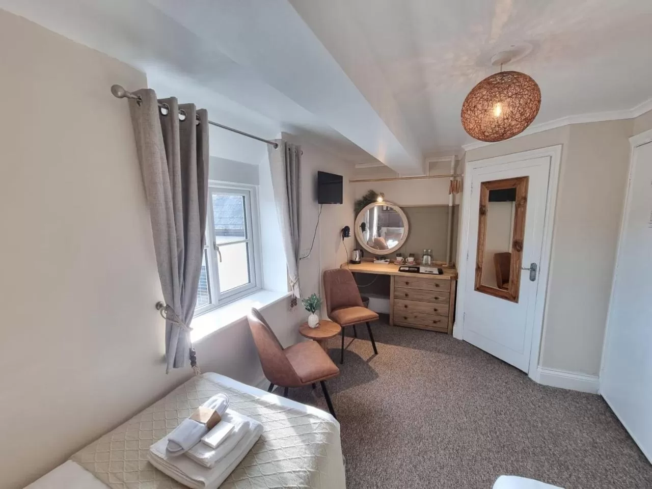 Photo of the whole room, Seating Area in Creates