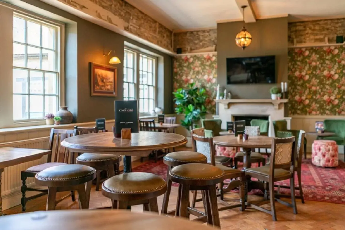 Lounge or bar, Restaurant/Places to Eat in The Kings Arms Hotel