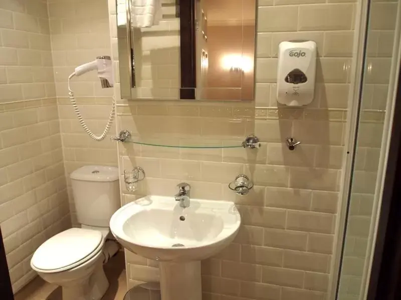 Bathroom in York House Hotel
