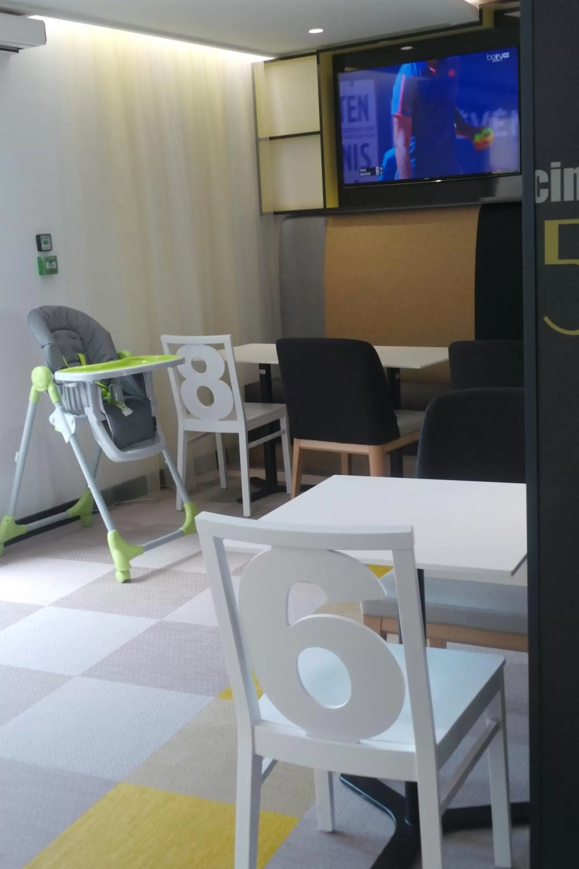 Dining area, Lounge/Bar in ibis Styles Deauville Centre