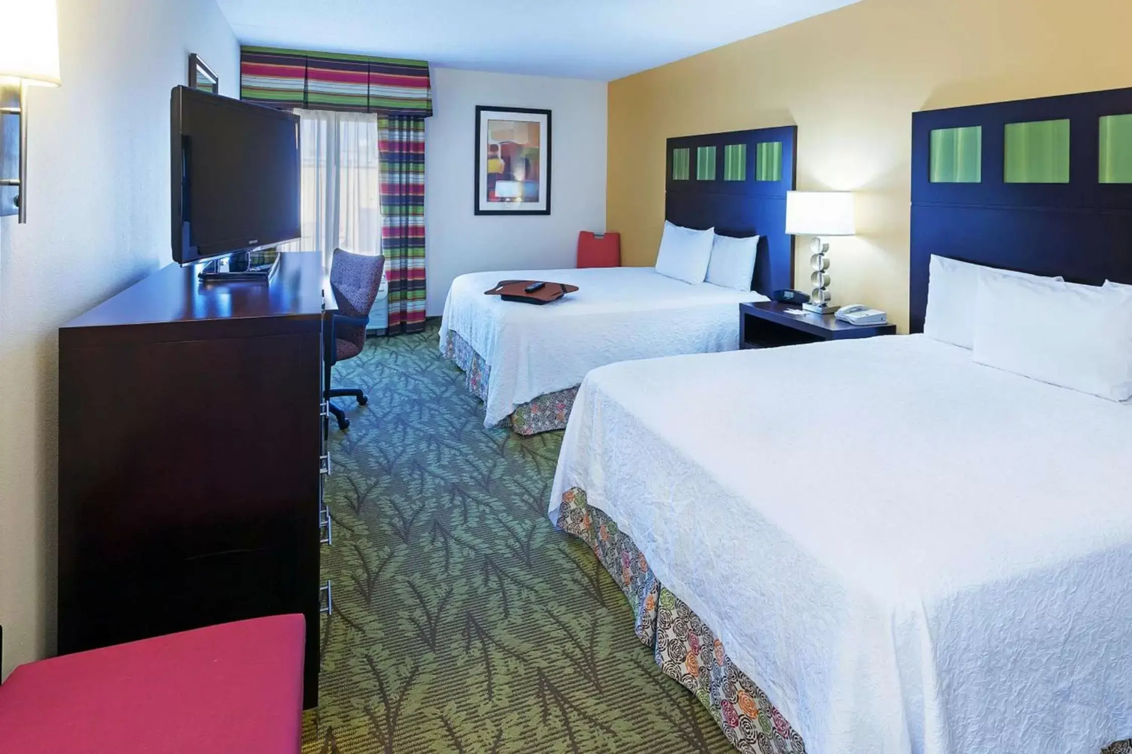 Bed in Hampton Inn & Suites Tulsa-Woodland Hills