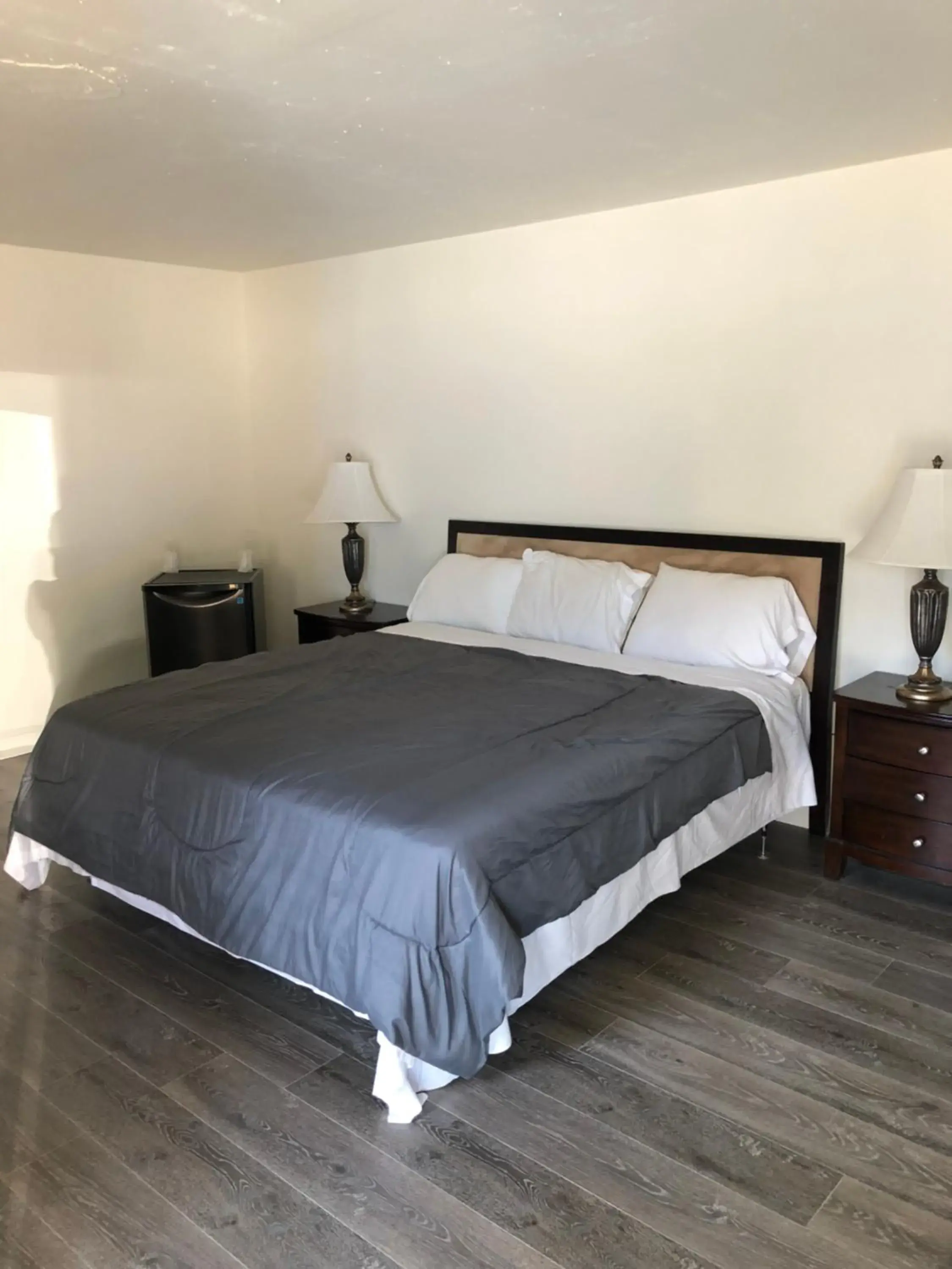 Bed in King Lodge Motel Bed in King Lodge Motel