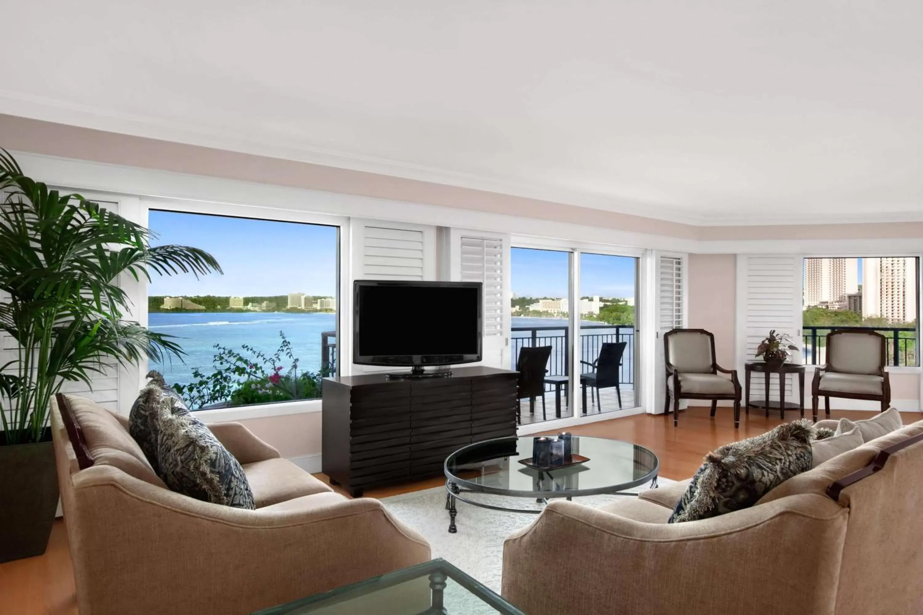 Bedroom, Seating Area in Hilton Guam Resort & Spa