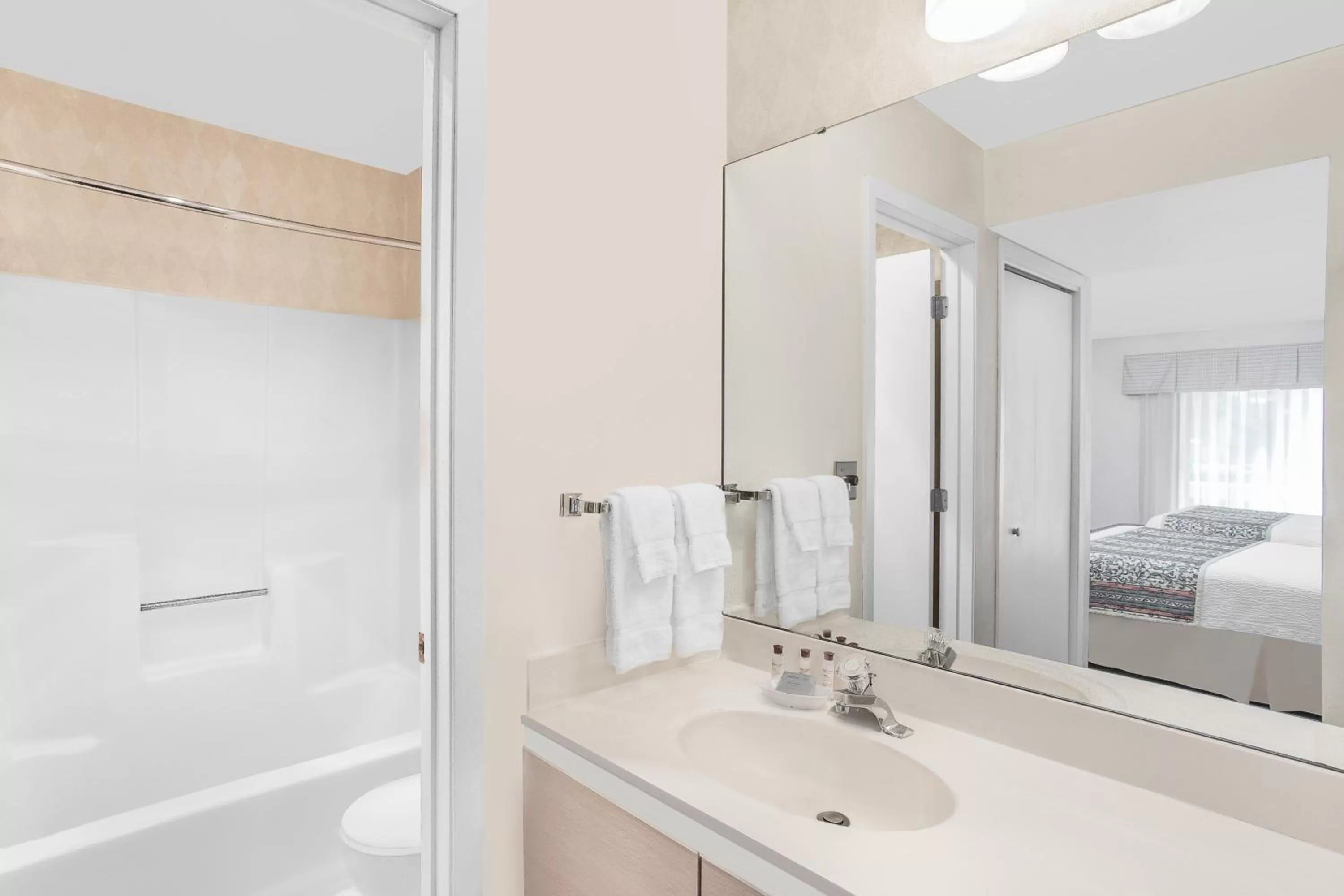 Bathroom, Bed in Hawthorn Extended Stay by Wyndham Green Bay