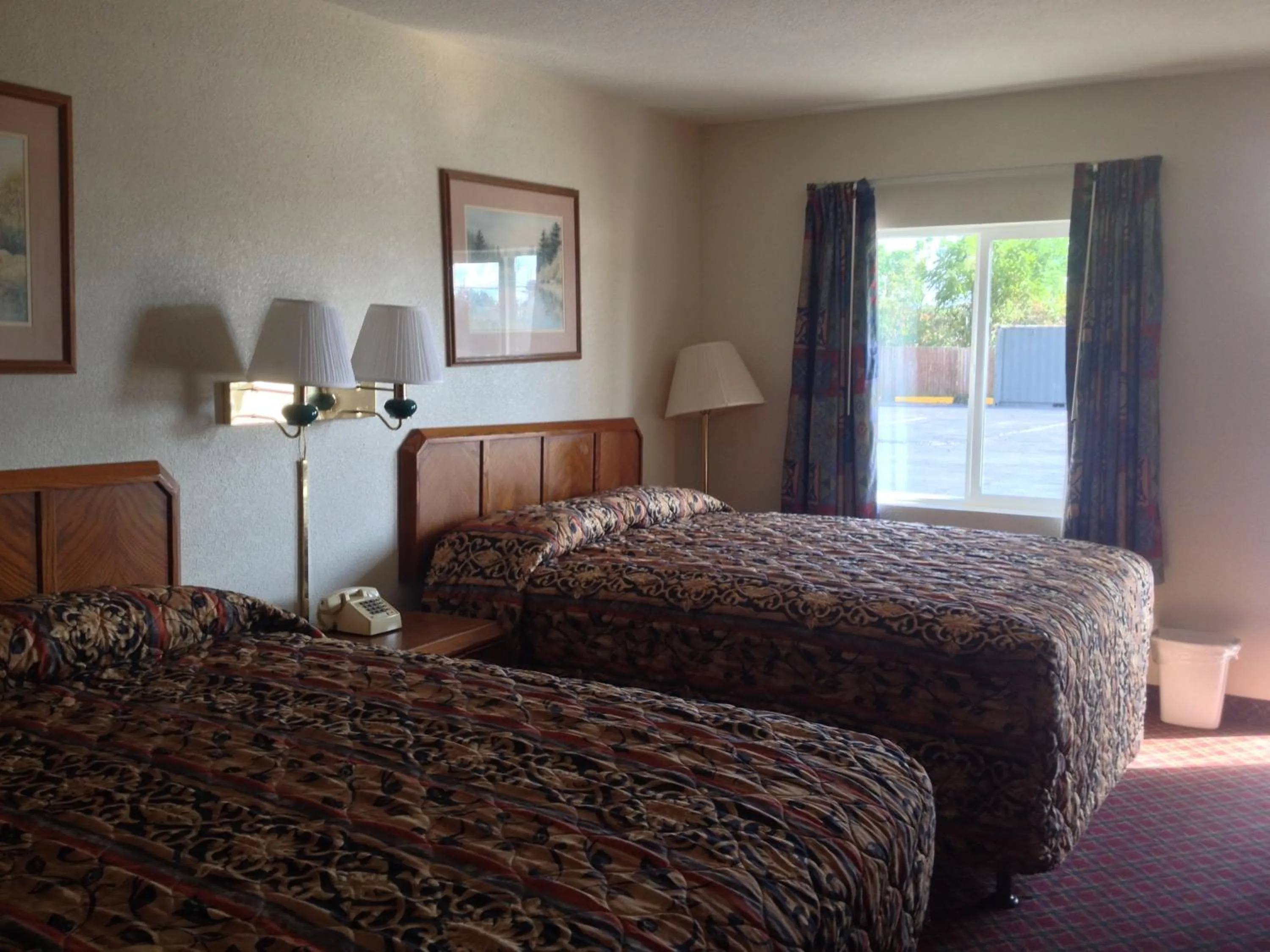 Bed in Battlefield Inn Springfield