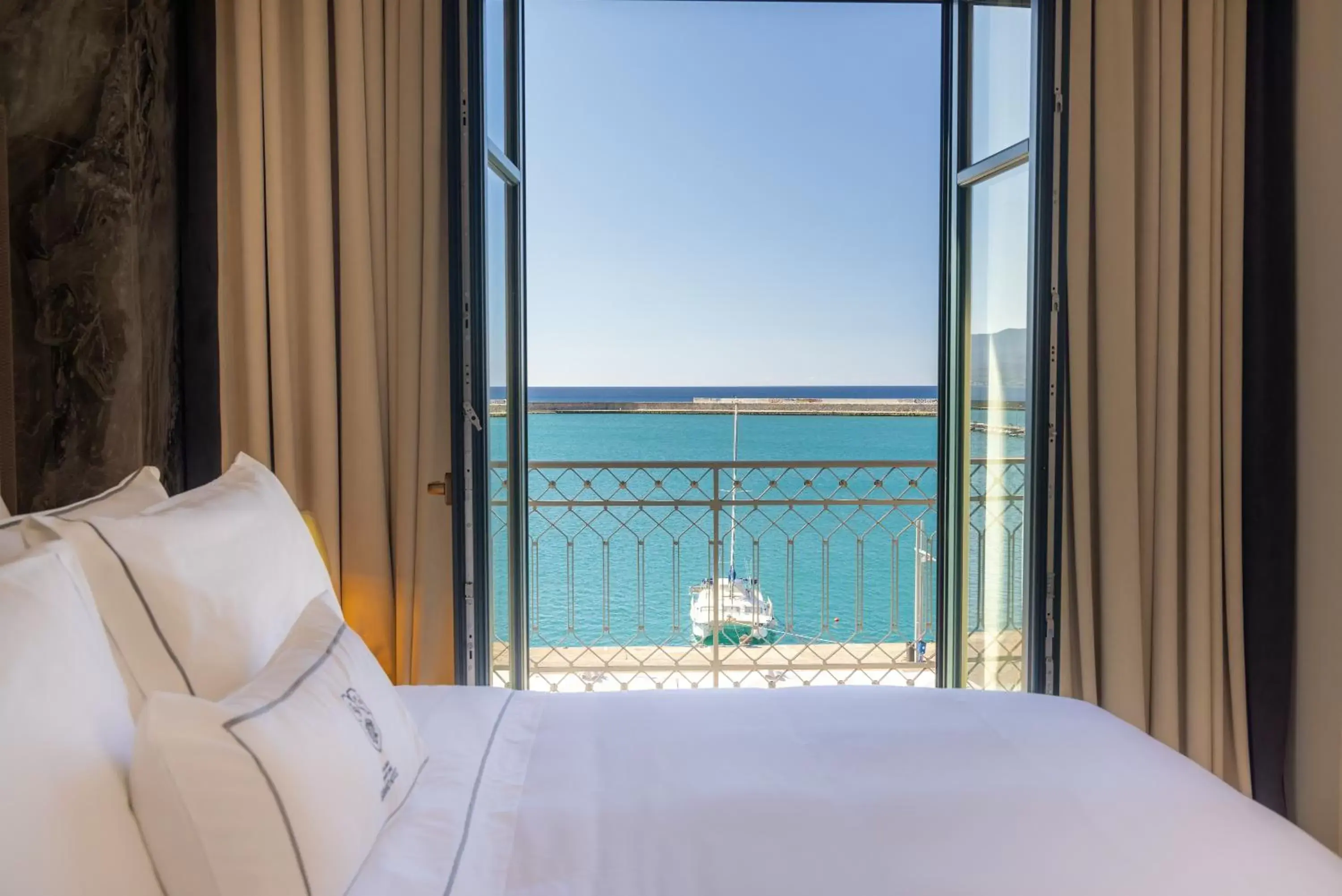 Sea view, Bed in Grand Hotel Kalamata