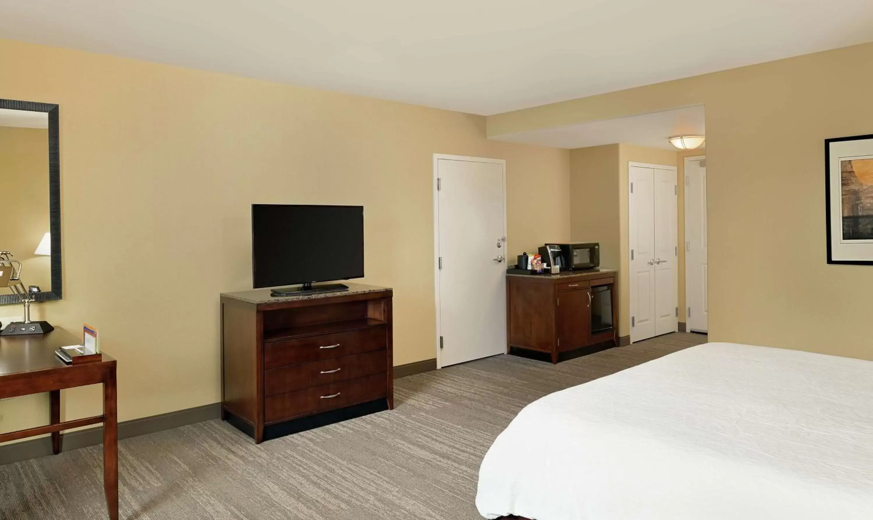 Bedroom, TV/Entertainment Center in Hilton Garden Inn Fontana