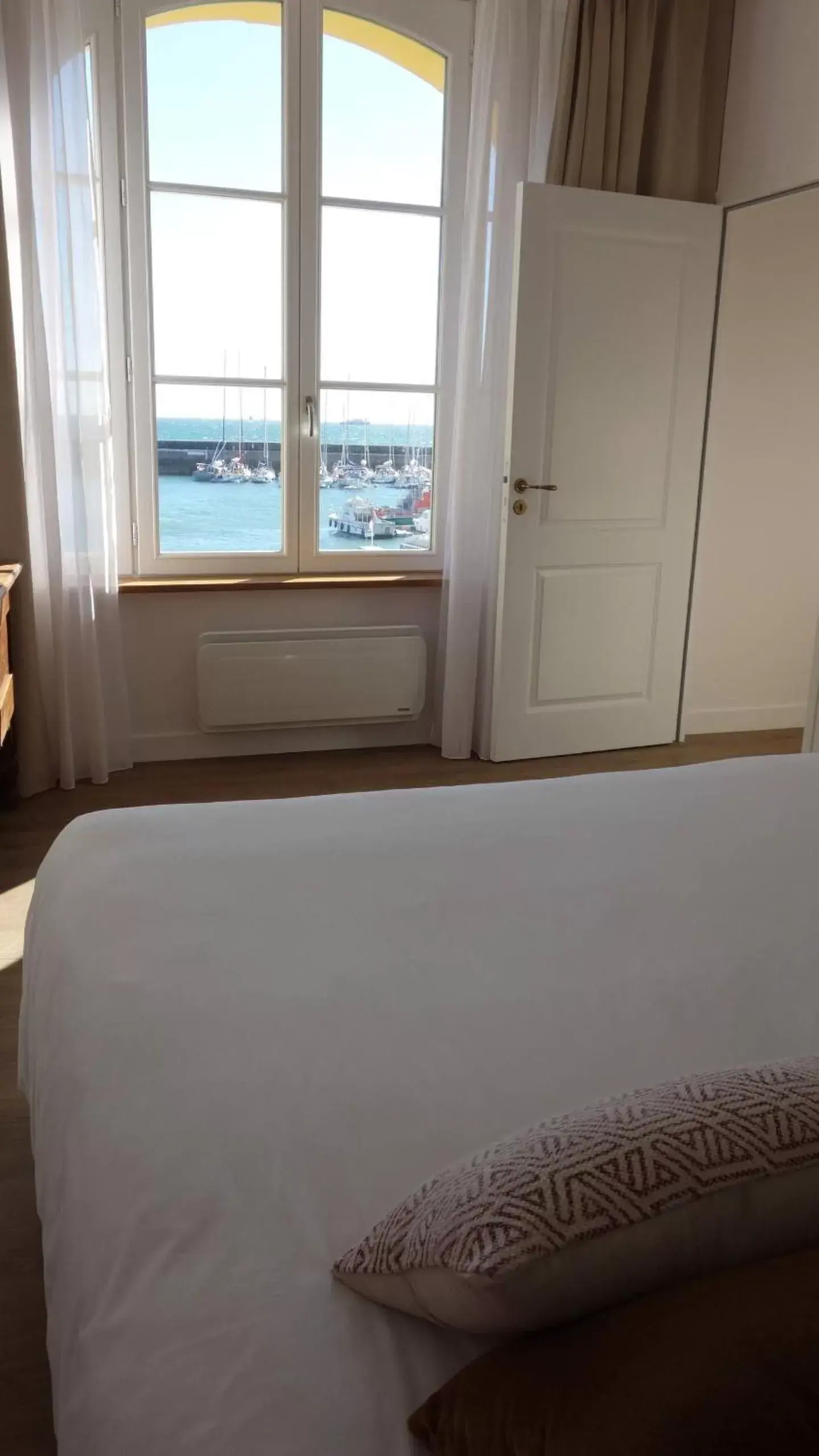 Sea view, Bed in Grand Hôtel de Bretagne