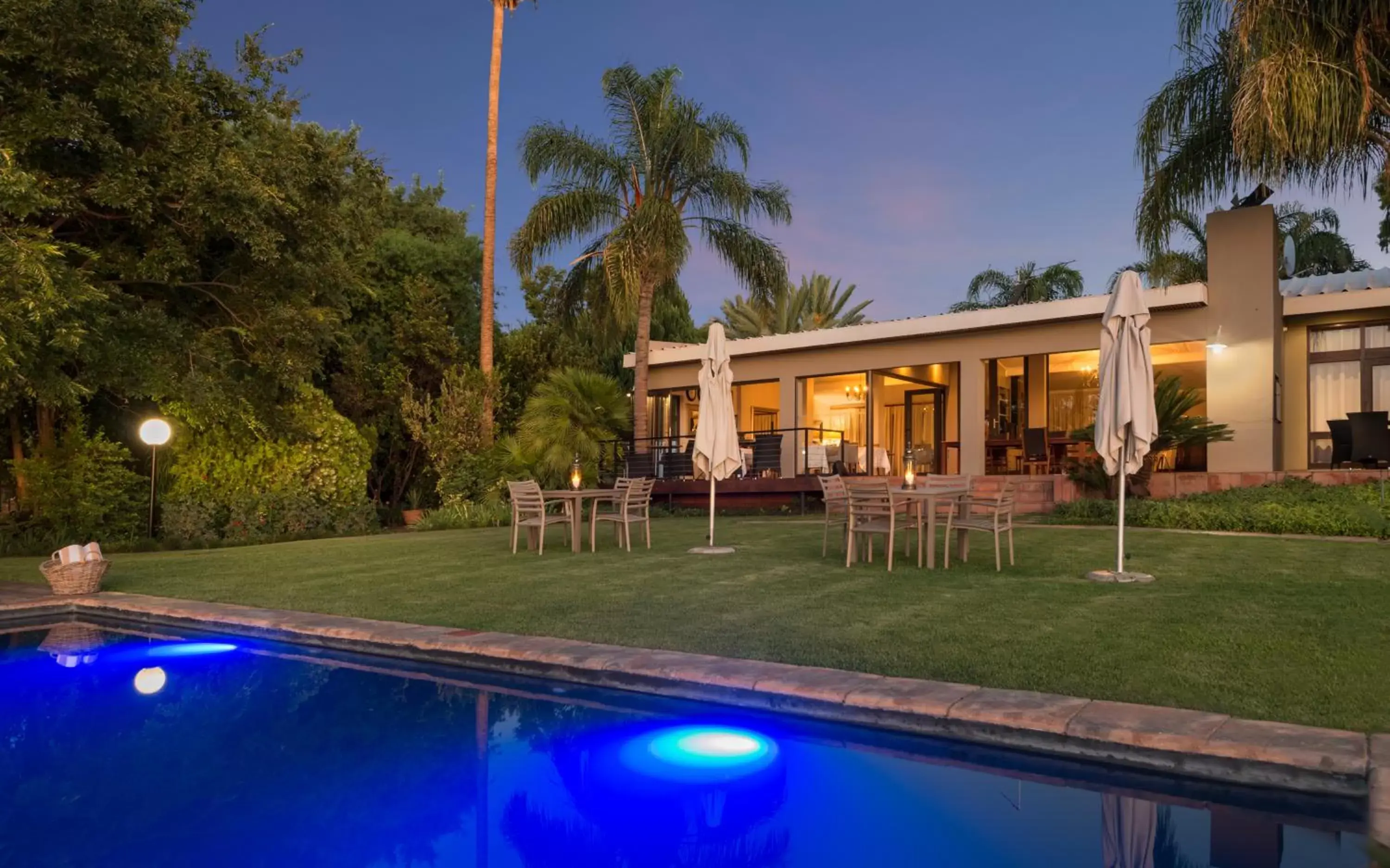 Property building, Swimming Pool in River Place Manor