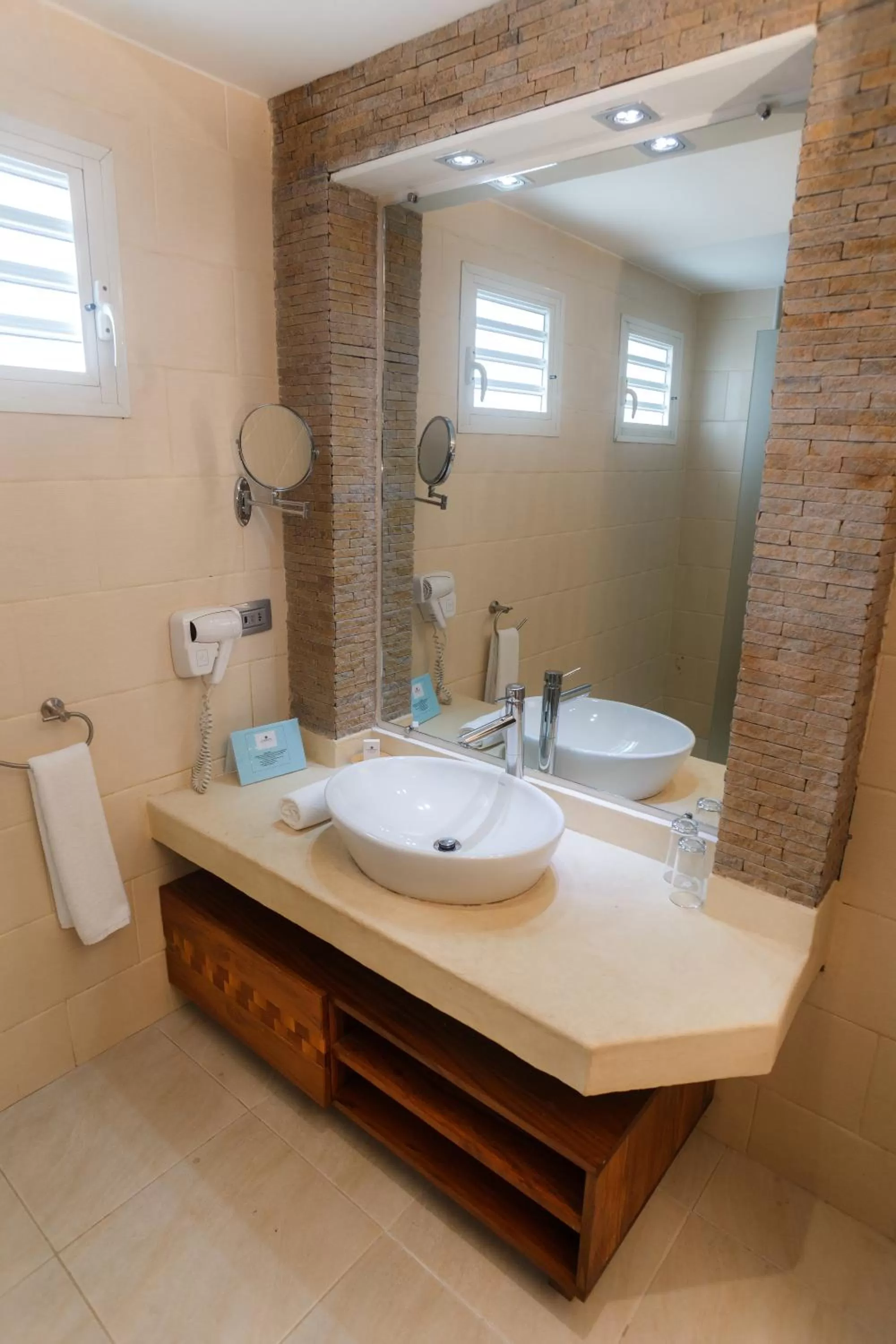 Bathroom in Calypso Hôtel