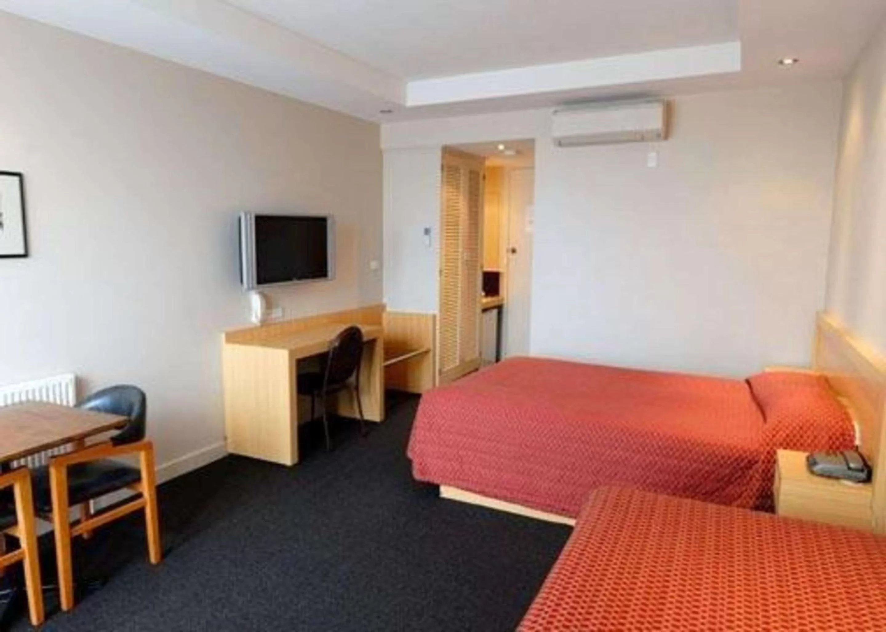 Photo of the whole room, Bed in Richmond Henty Hotel