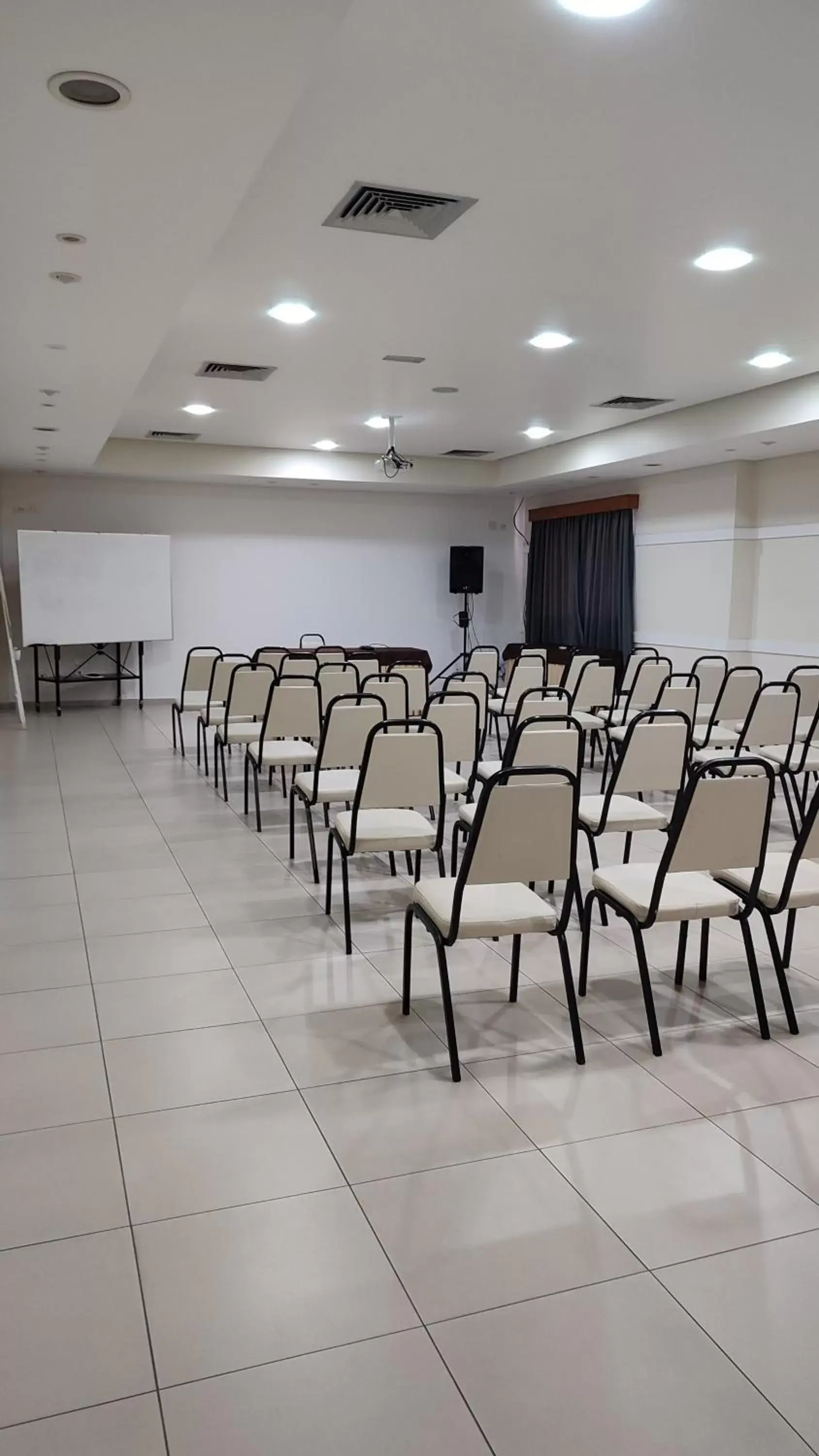 Meeting/conference room in New Life Piracicaba by Atlantica