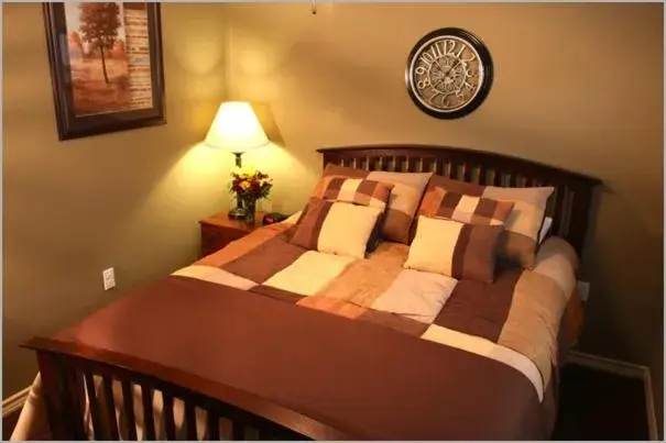 Bedroom, Bed in Eagle's Den Suites in Three Rivers