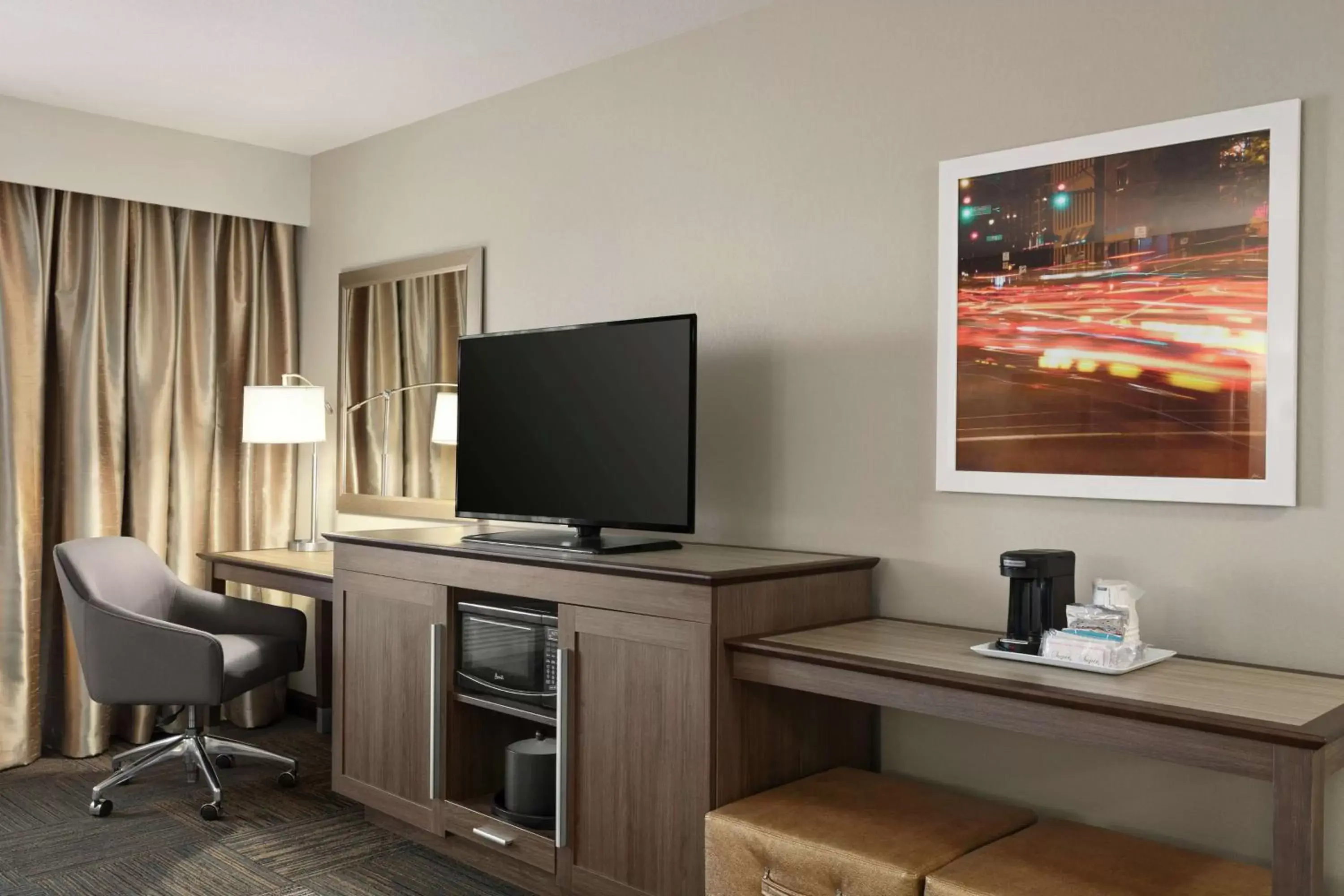 Bedroom, TV/Entertainment Center in Hampton Inn & Suites Minooka