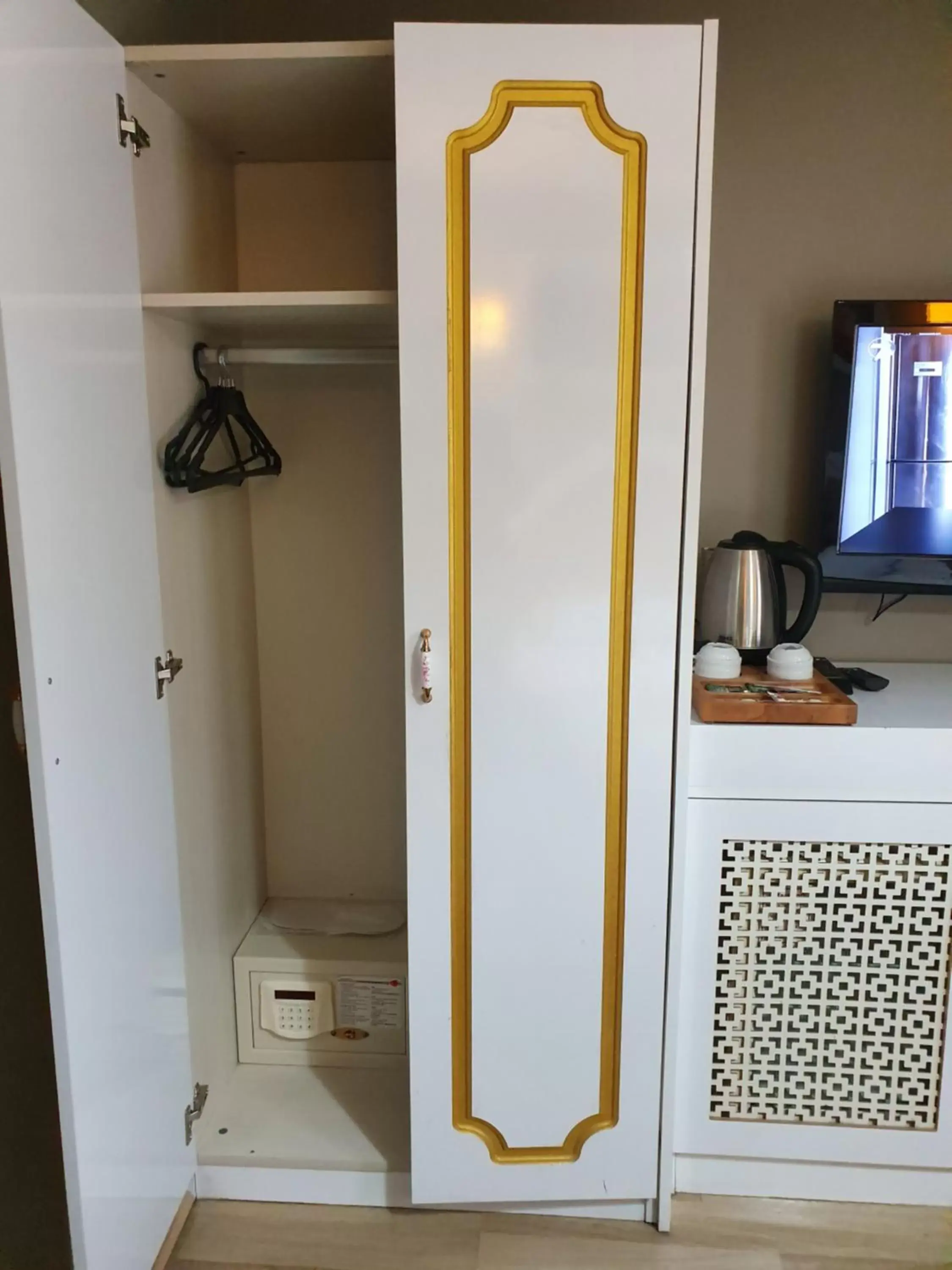 Communal lounge/ TV room, Bathroom in Şehir Hotel Old City