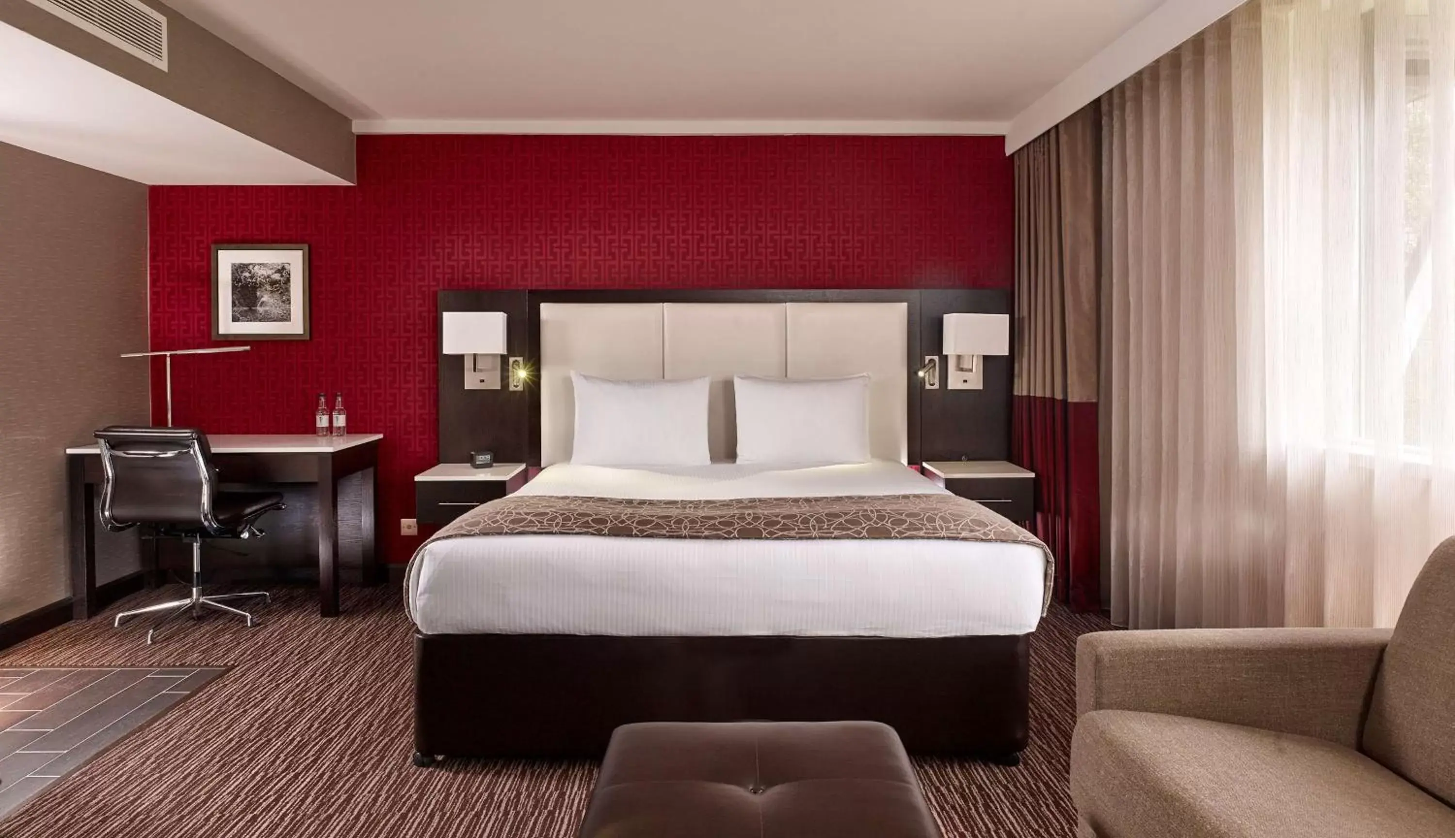 Bedroom, Bed in DoubleTree by Hilton Hotel Nottingham - Gateway