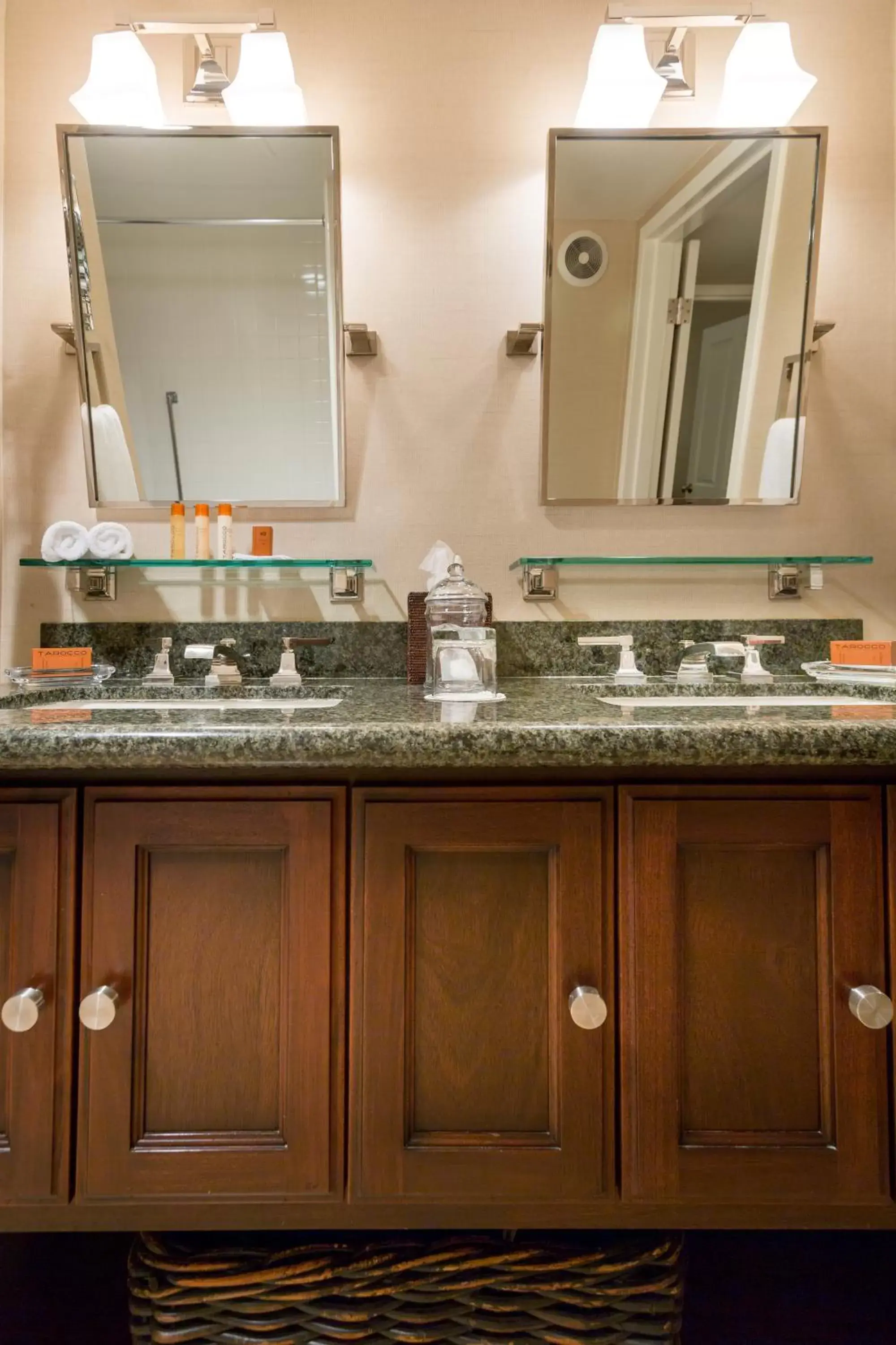 Bathroom, Kitchen/Kitchenette in Cupertino Hotel