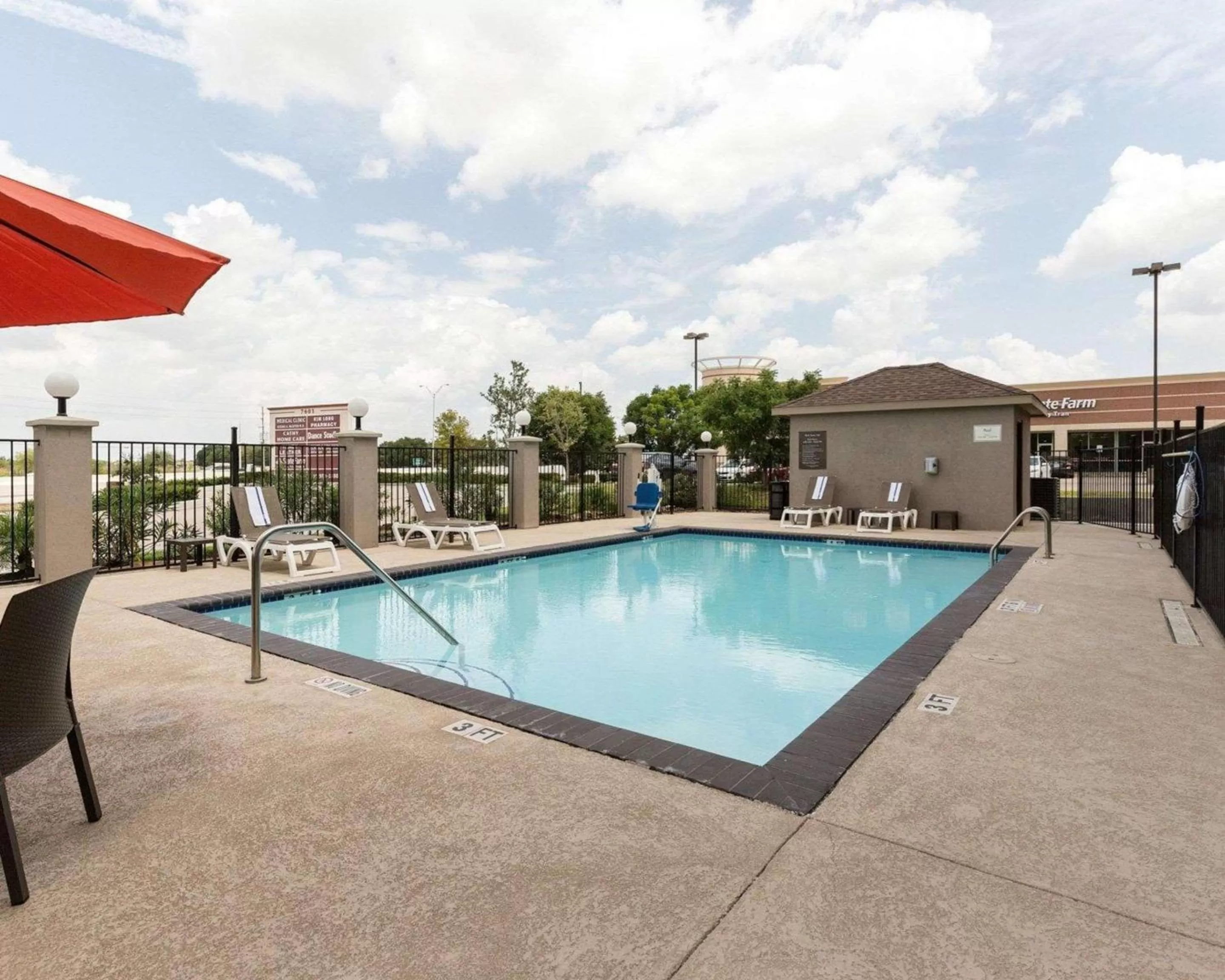 Swimming pool in Comfort Suites near Westchase on Beltway 8