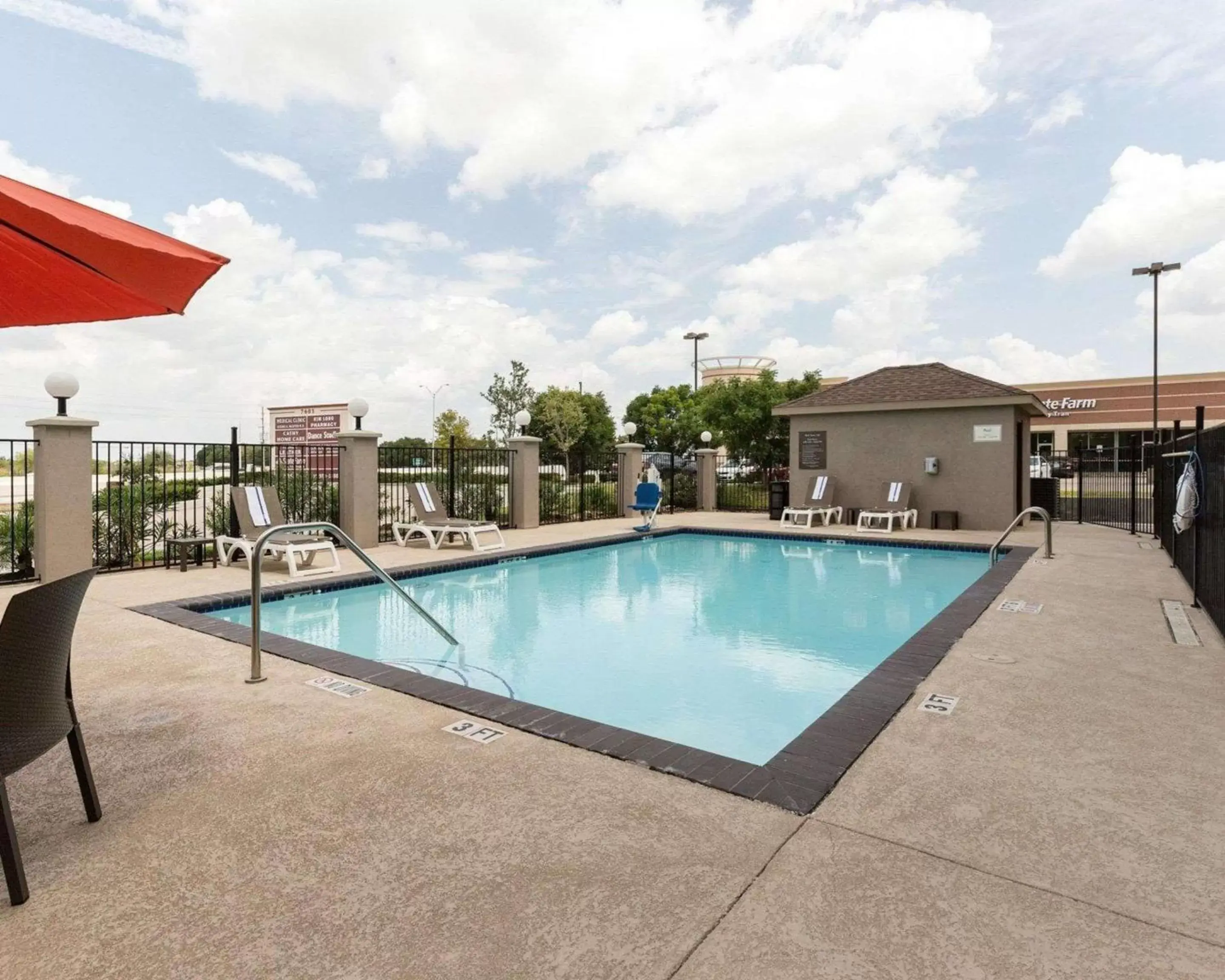Swimming Pool in Comfort Suites near Westchase on Beltway 8