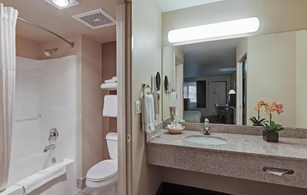 1 King Bed, Suite, Jetted Tub, Non-Smoking in Hawthorn Suites by Wyndham Napa Valley 1 King Bed, Suite, Jetted Tub, Non-Smoking in Hawthorn Suites by Wyndham Napa Valley